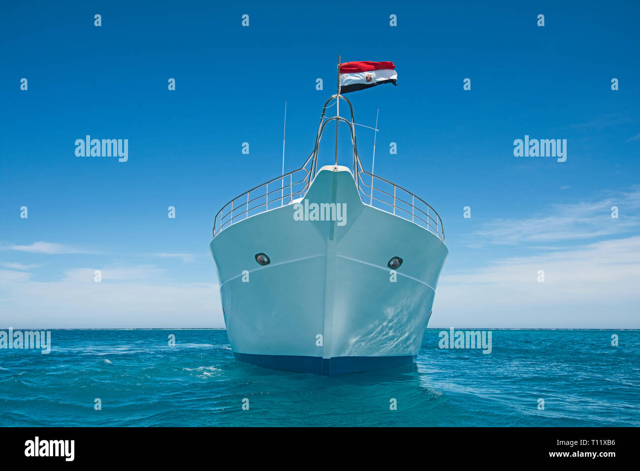 Der Bogen der großen Luxus Motor Yacht segeln auf tropischen Meer Ozean mit blauem Himmel Hintergrund Stockfoto