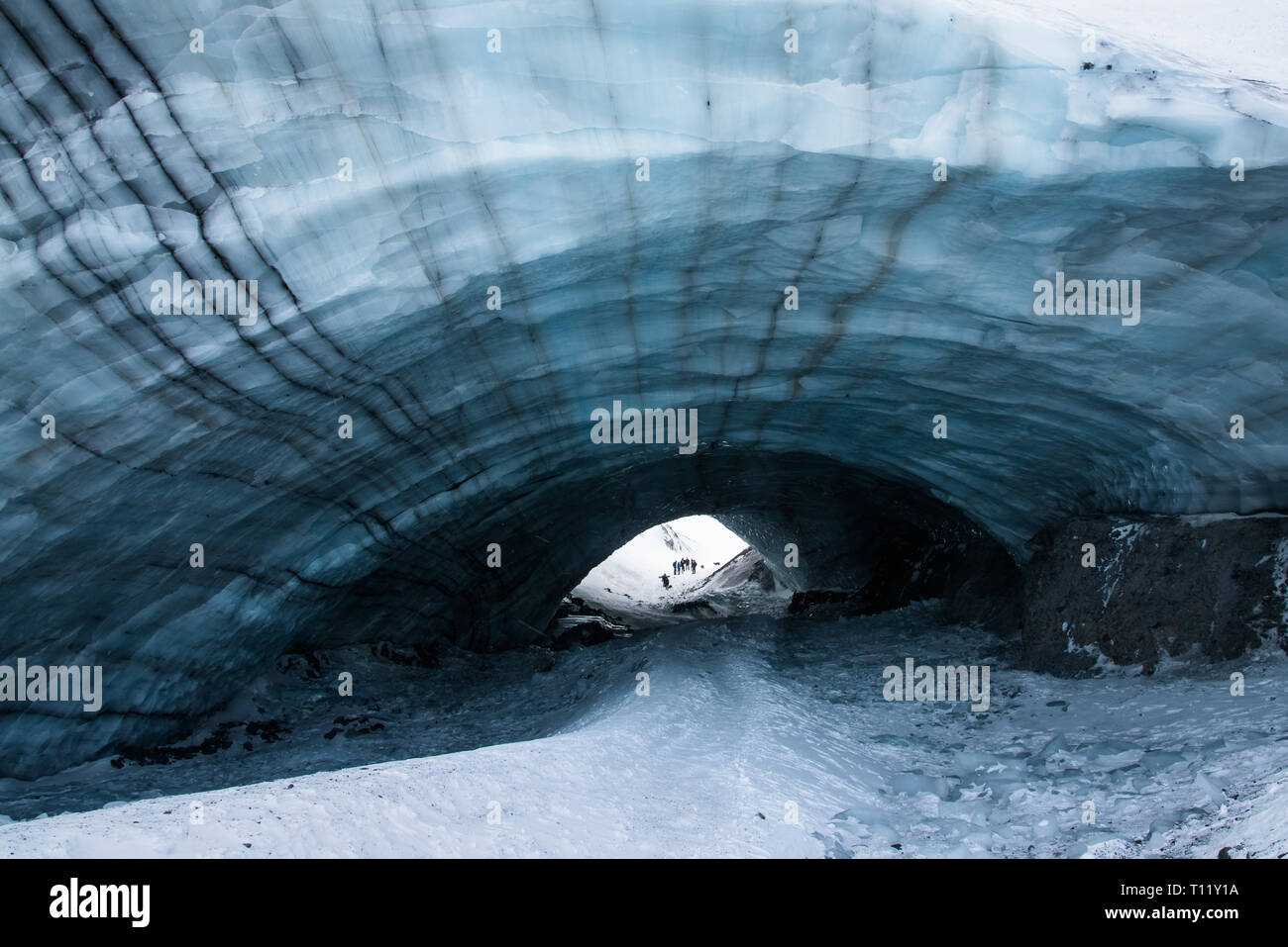 Wandern auf Snow Tunnel/Höhle, in der Nähe von Haines Junction, Yukon, Kanada Stockfoto