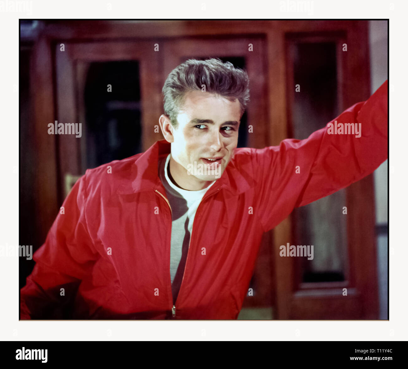 LOS ANGELES - 1955: Schauspieler James Dean stellt für eine Warner Bros Werbung für seinen Film "Rebel ohne Ursache" 1955 in Los Angeles, Kalifornien. Warner Bros., 1955. Unter der Regie von Nicholas Ray. Kamera: Ernest Haller. Mit James Dean, Natalie Wood, Sal Mineo, Jim Backus, Ann Doran, Corey Allen, William Hopper, Rochelle Hudson, Dennis Hopper, Edward Platt, Nick Adams. Quelle: Hollywood Foto Archiv/MediaPunch Stockfoto