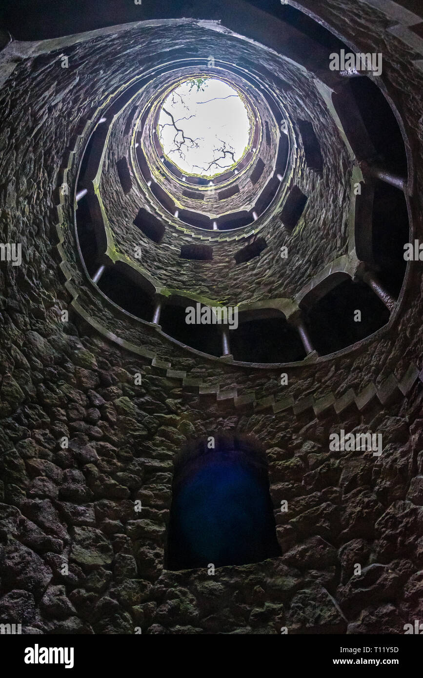 Die Einleitung (Poco Iniciato), Quinta da Regaleira, in die Stadt Sintra, Portugal Stockfoto