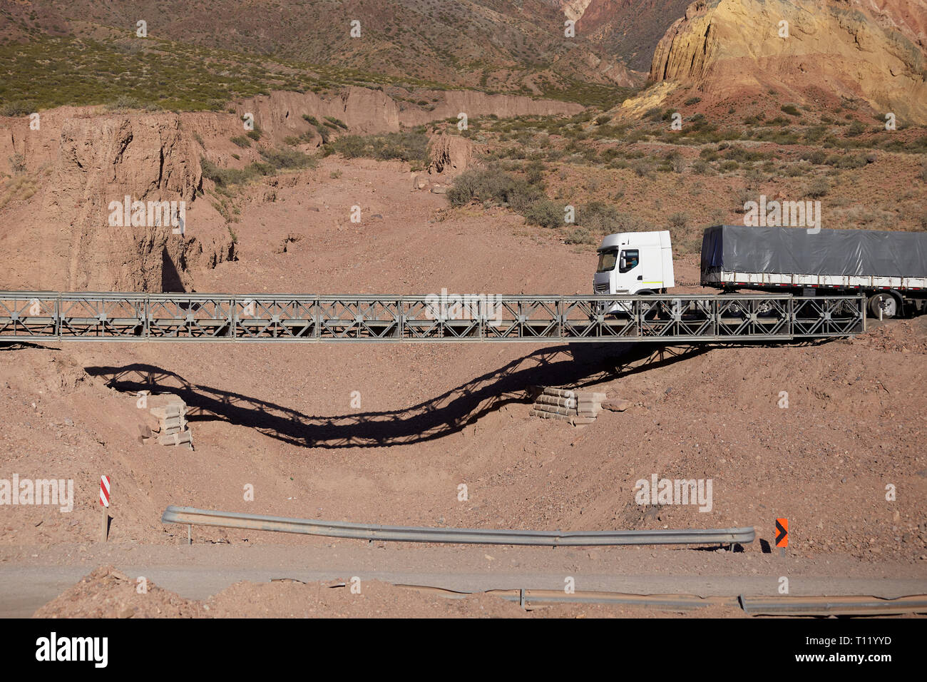 MENDOZA, Argentinien, am 25. Januar 2017. Puente Bailey, eine provisorische Brücke war über die El Tigre stream zwischen Potrerillos und Uspallata platziert. Stockfoto