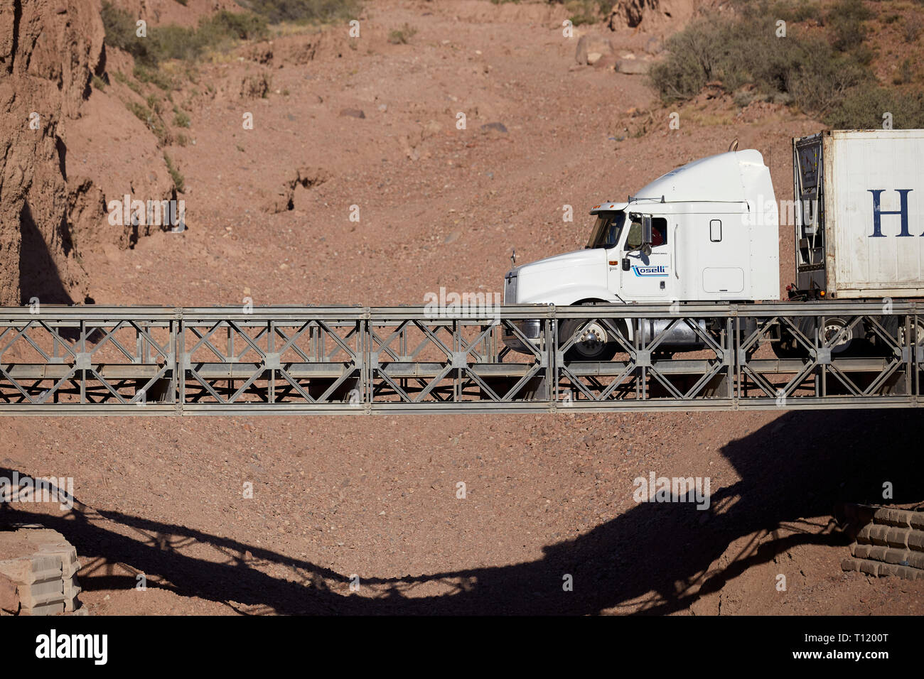 MENDOZA, Argentinien, am 25. Januar 2017. Puente Bailey, eine provisorische Brücke war über die El Tigre stream zwischen Potrerillos und Uspallata platziert. Stockfoto