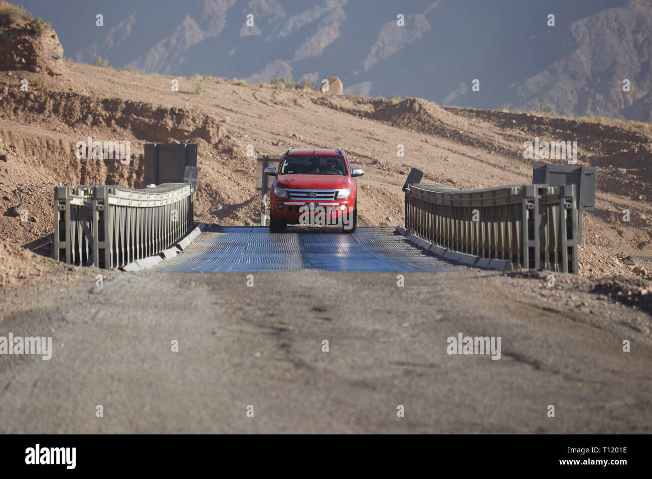 MENDOZA, Argentinien, am 25. Januar 2017. Puente Bailey, eine provisorische Brücke war über die El Tigre stream zwischen Potrerillos und Uspallata platziert. Stockfoto