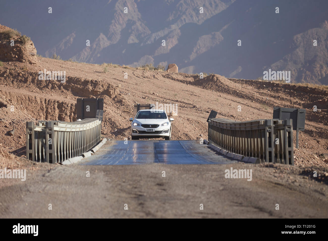 MENDOZA, Argentinien, am 25. Januar 2017. Puente Bailey, eine provisorische Brücke war über die El Tigre stream zwischen Potrerillos und Uspallata platziert. Stockfoto