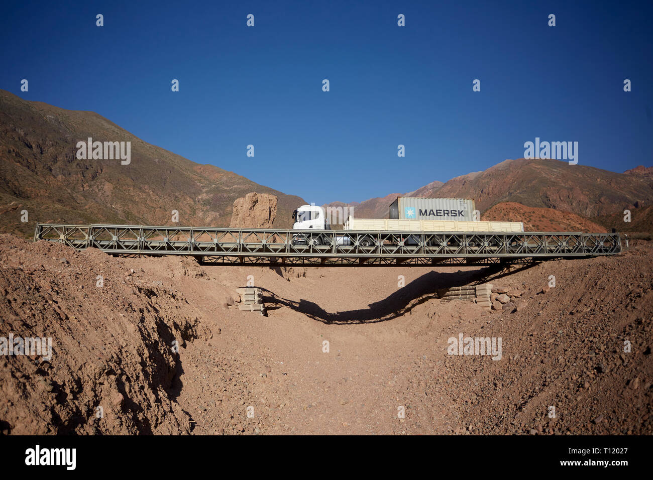 MENDOZA, Argentinien, am 25. Januar 2017. Puente Bailey, eine provisorische Brücke war über die El Tigre stream zwischen Potrerillos und Uspallata platziert. Stockfoto