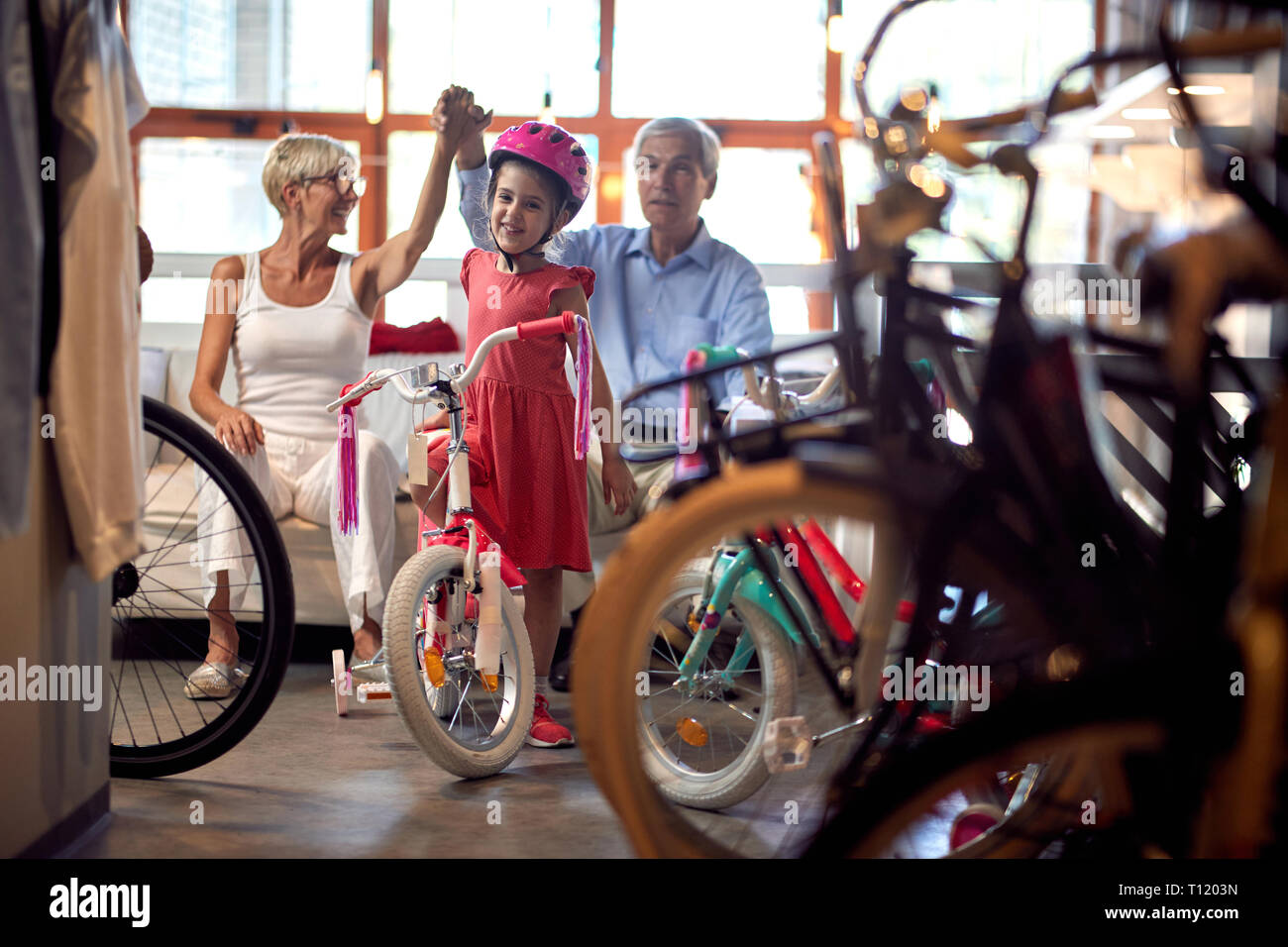 Glückliche Großeltern Kaufen Neu Fahrrad für kleine Mädchen Stockfoto