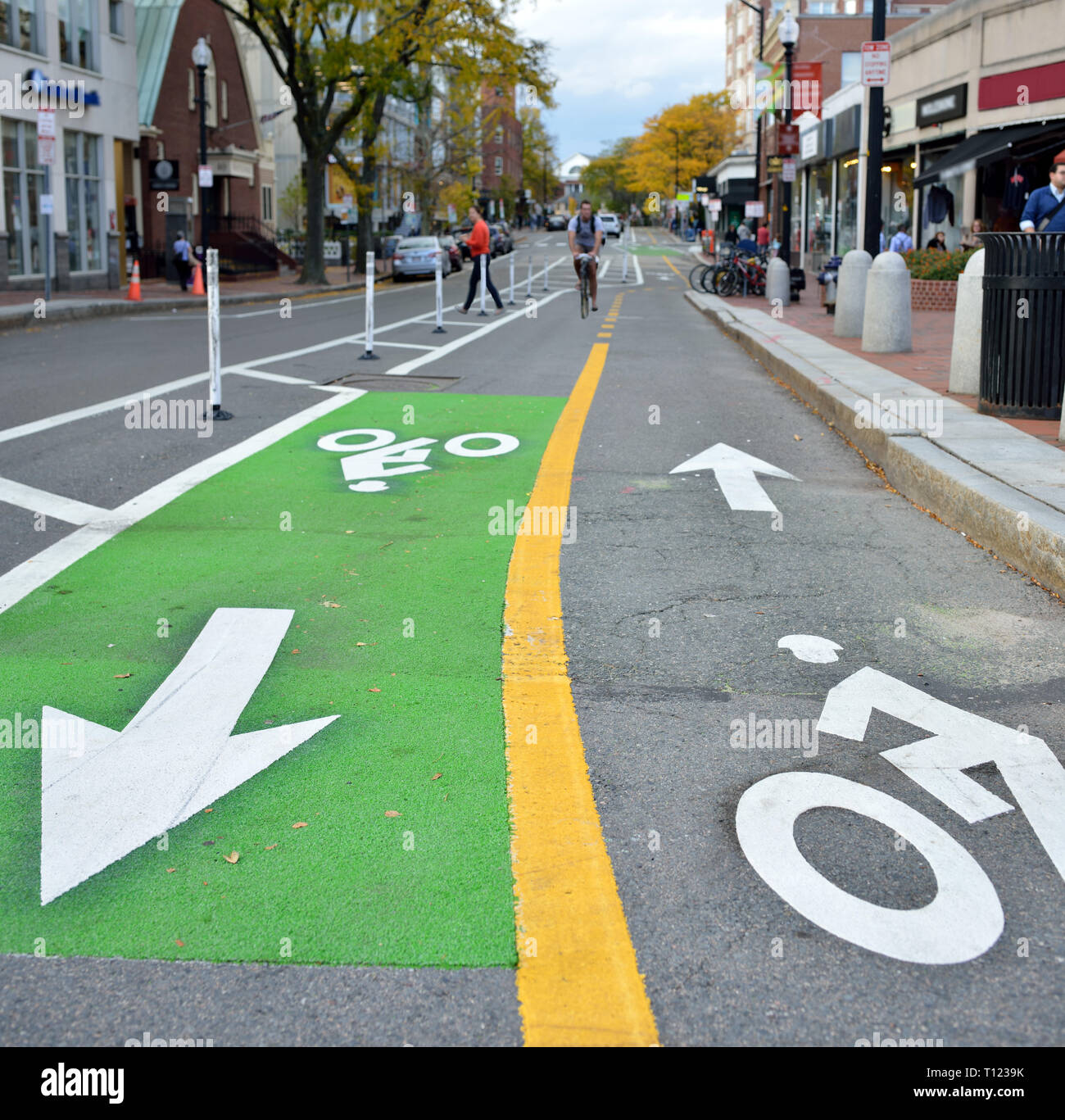 Two-Way geschützt Fahrradwege in der Stadt. Stockfoto
