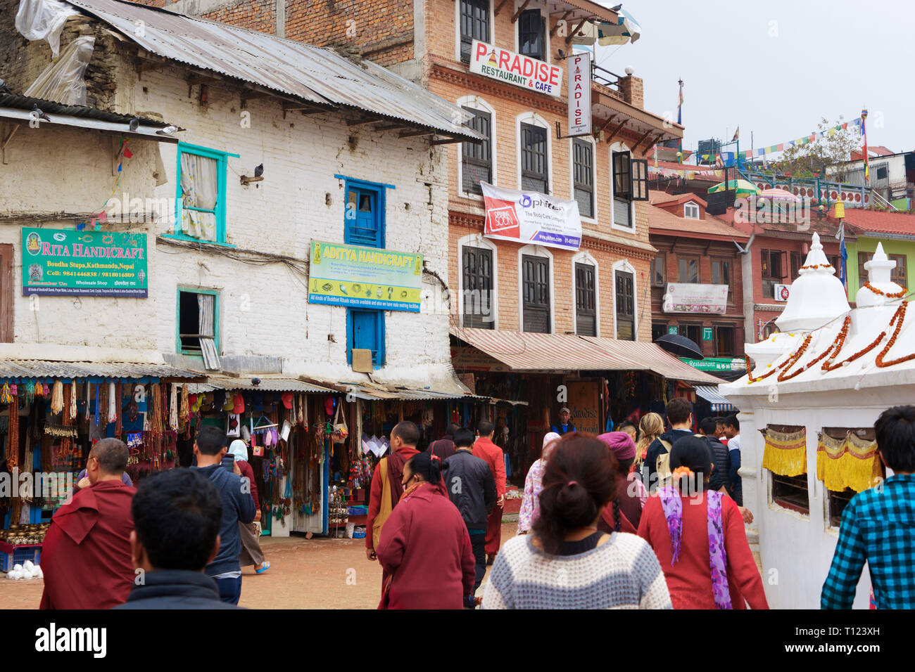 Besucher in Bodnath Stupa in Kathmandu, die largesrt in der Welt. Stockfoto