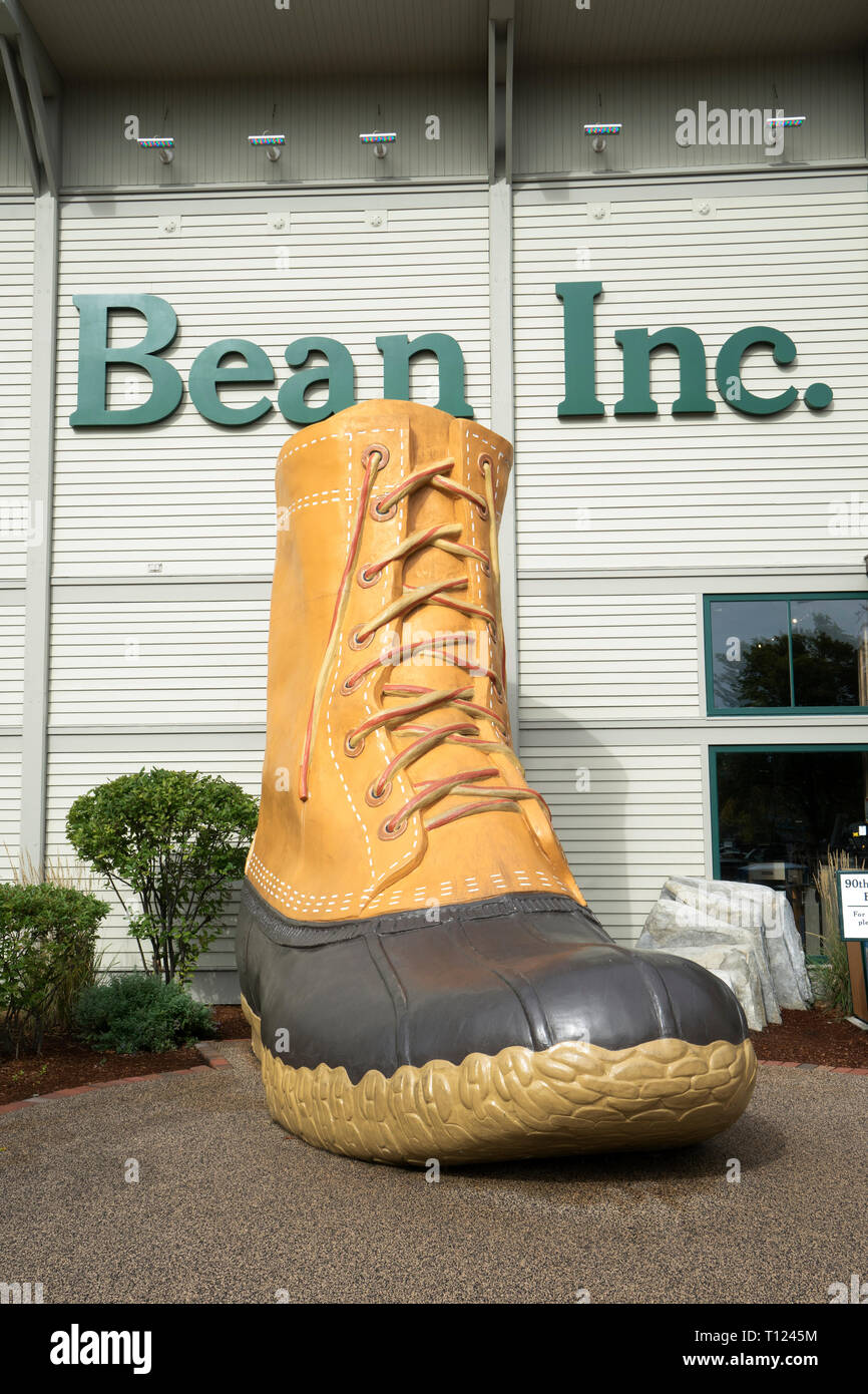 Riesige bean Boot zum Gedenken an L.L. Bean macht 90. Jahrestag, angezeigt, die außerhalb des Unternehmens Flagship Store in Freeport, Maine, USA. Stockfoto