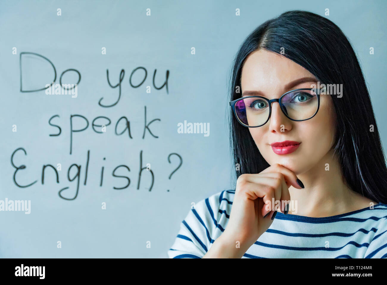 Schöne Mädchen mit Brille und Worte sprechen Sie Englisch Stockfotografie -  Alamy