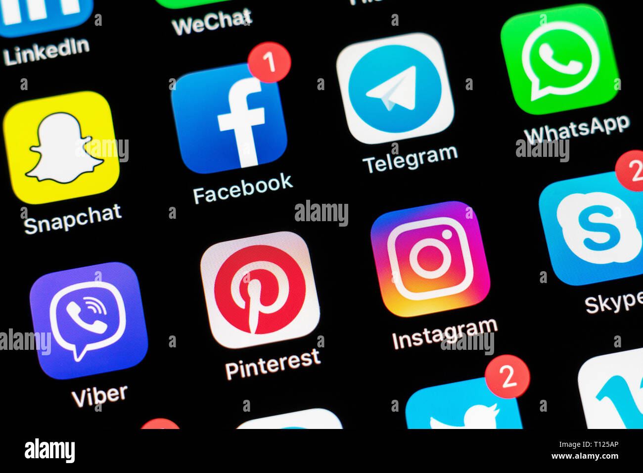 Apple iPhone X mit Ikonen der Social Media Facebook, Instagram, Twitter, snapchat, Telegramm und anderen Anwendungen auf dem Bildschirm. Social media Icons Stockfoto