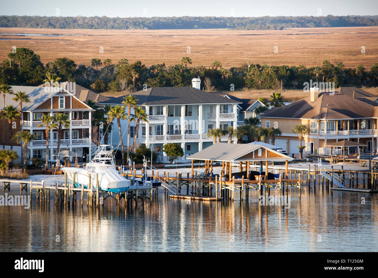 Die Sicht bei Dämmerung der Wohnviertel auf kleinen Sumpf Insel von St Johns River (Jacksonville, Florida). Stockfoto