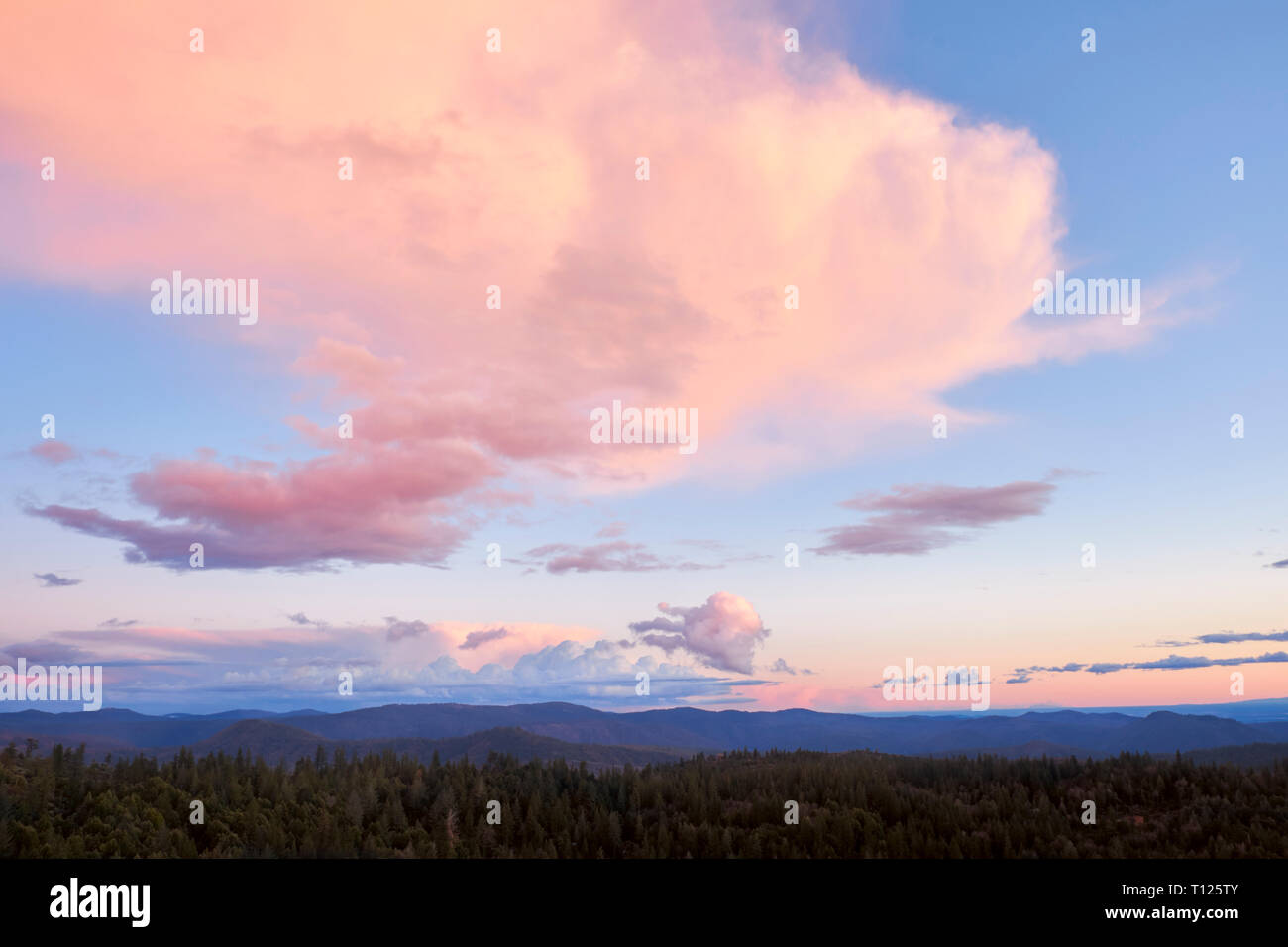 Wolken bei Sonnenuntergang in der Wüste von den Sierra Nevada Bergen in Kalifornien. Stockfoto