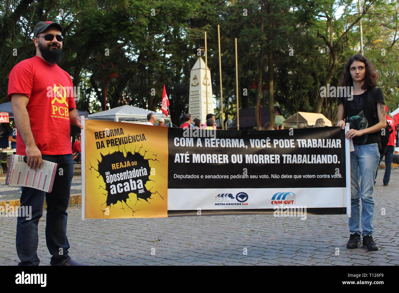 Mitglieder der Kommunistischen Partei zeigen ein Banner gegen die Reformen, die in der brasilianischen System der sozialen Sicherheit vorgeschlagen durch den rechten Präsidenten Bolsonaro Stockfoto