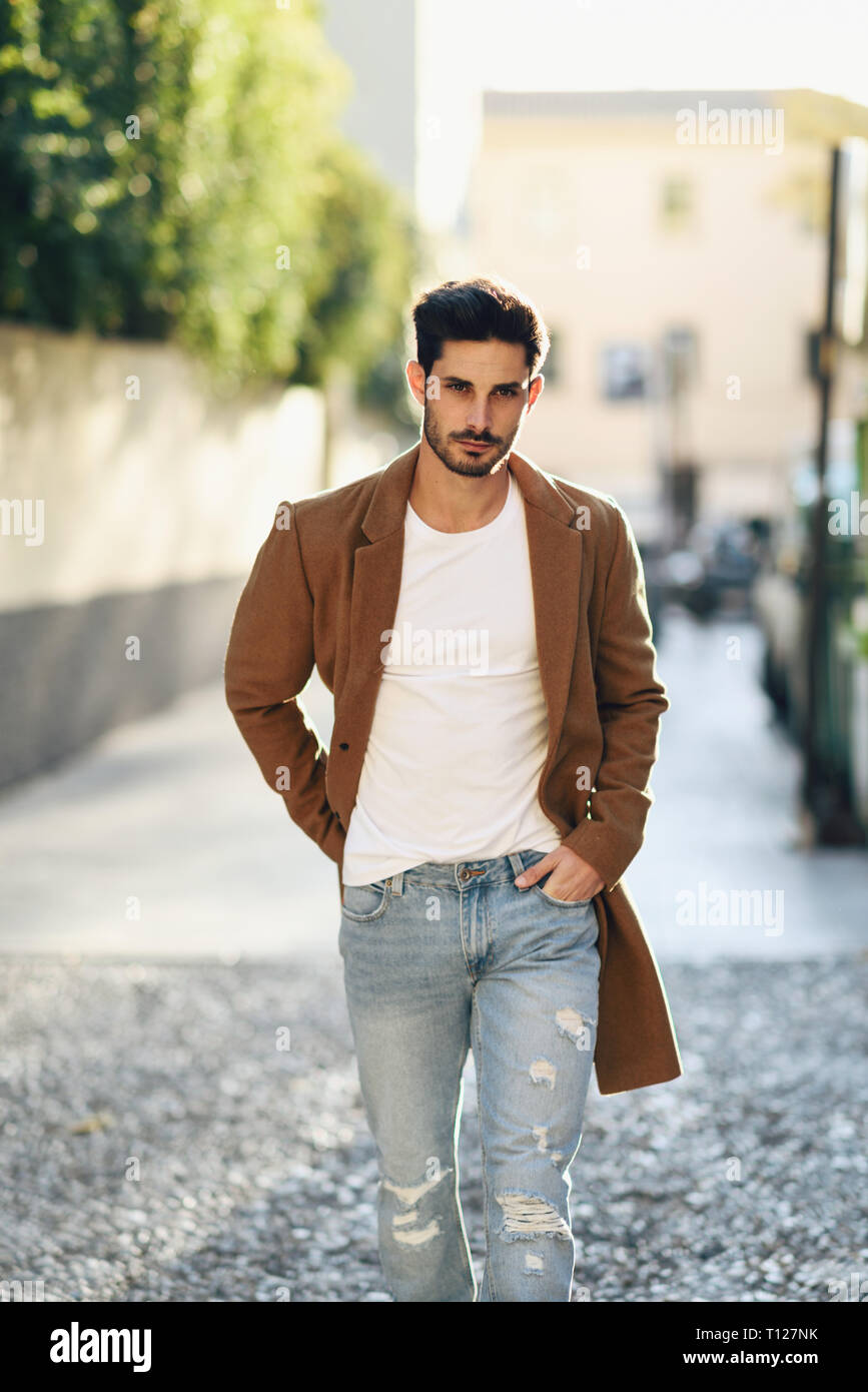 Junger Mann mit Winterkleidung in der Straße. Stockfoto