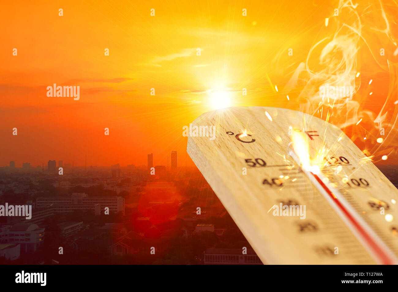 Sommer Saison heißem Wetter hohe Temperatur Thermometer mit Blick auf die Stadt. Stockfoto