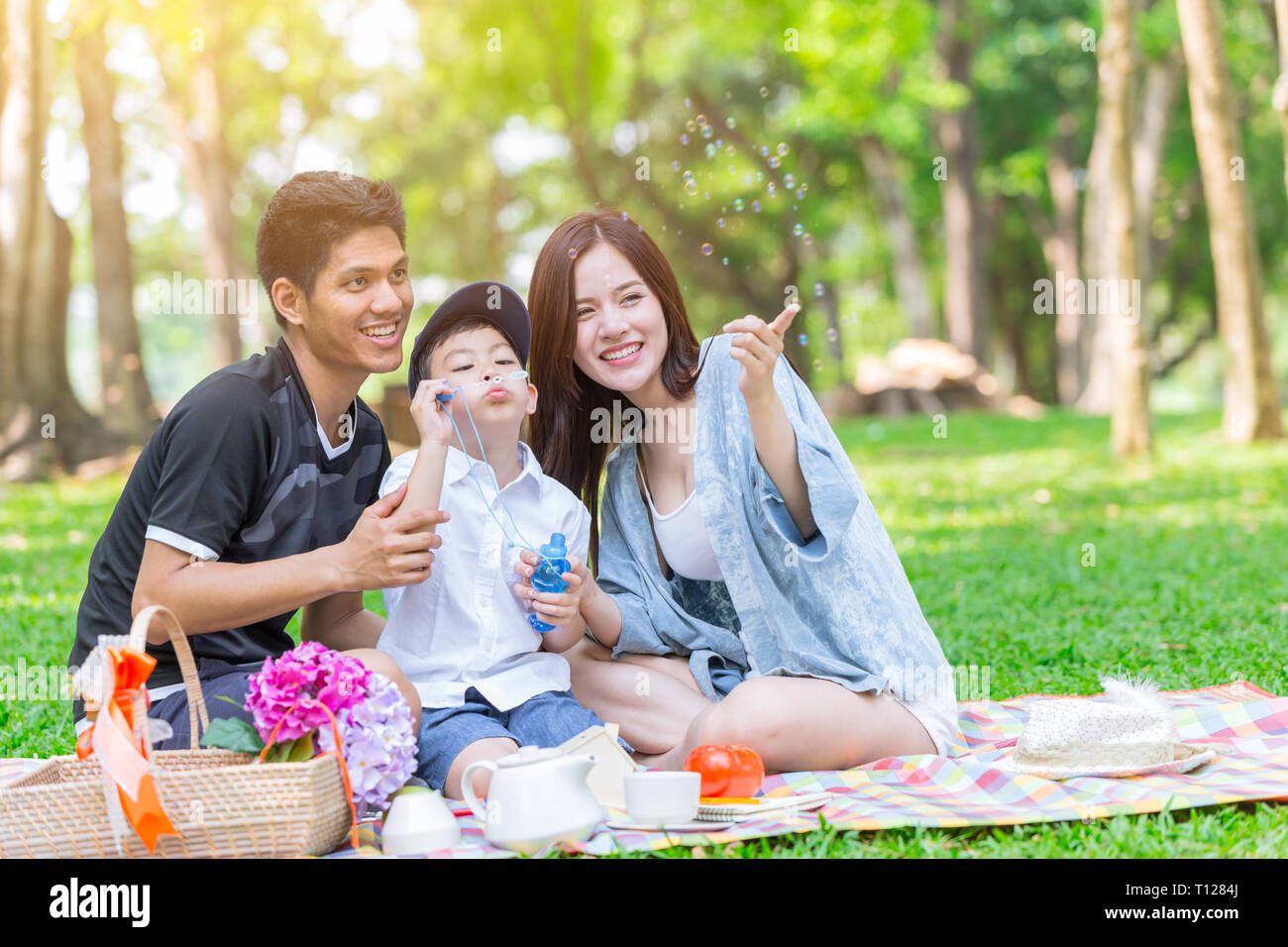 Asiatische Familie glücklich Urlaub mit Kind Mutter und Vater spielen im Park. Stockfoto