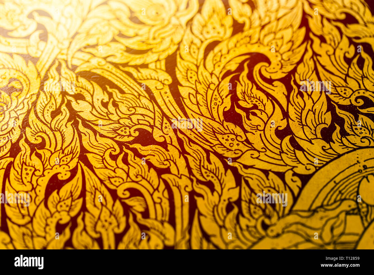 Thai Herrliche antike Kunst Muster Gold Farbe Farbe auf Holz Textur in Tempel. Stockfoto