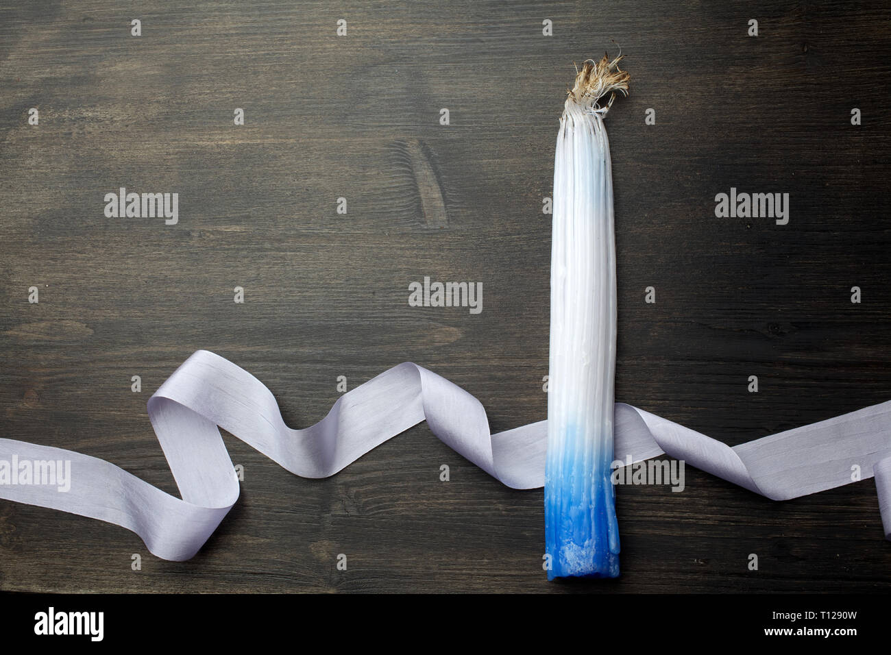 Bündel von 33 Jerusalem Kerzen war leicht in das Heilige Feuer auf dunklem Hintergrund verbrannt Stockfoto