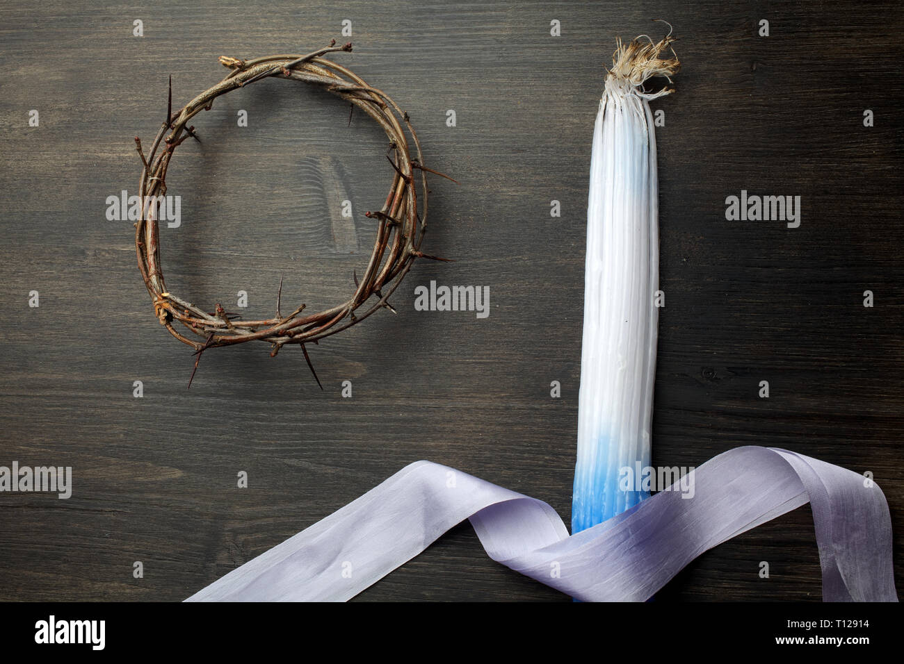 Bündel von 33 Jerusalem Kerzen war leicht in das Heilige Feuer und Dornenkrone verbrannt Stockfoto