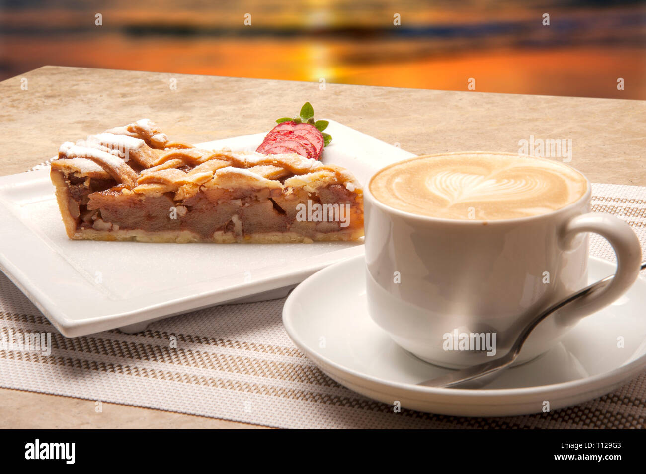 Güzel bir ortamda odaya hazırlanan muhteşem Espresso ile Peynirli kek. Käse Kuchen mit herrlichen Espresso das Zimmer in einer schönen Umgebung bereit Stockfoto