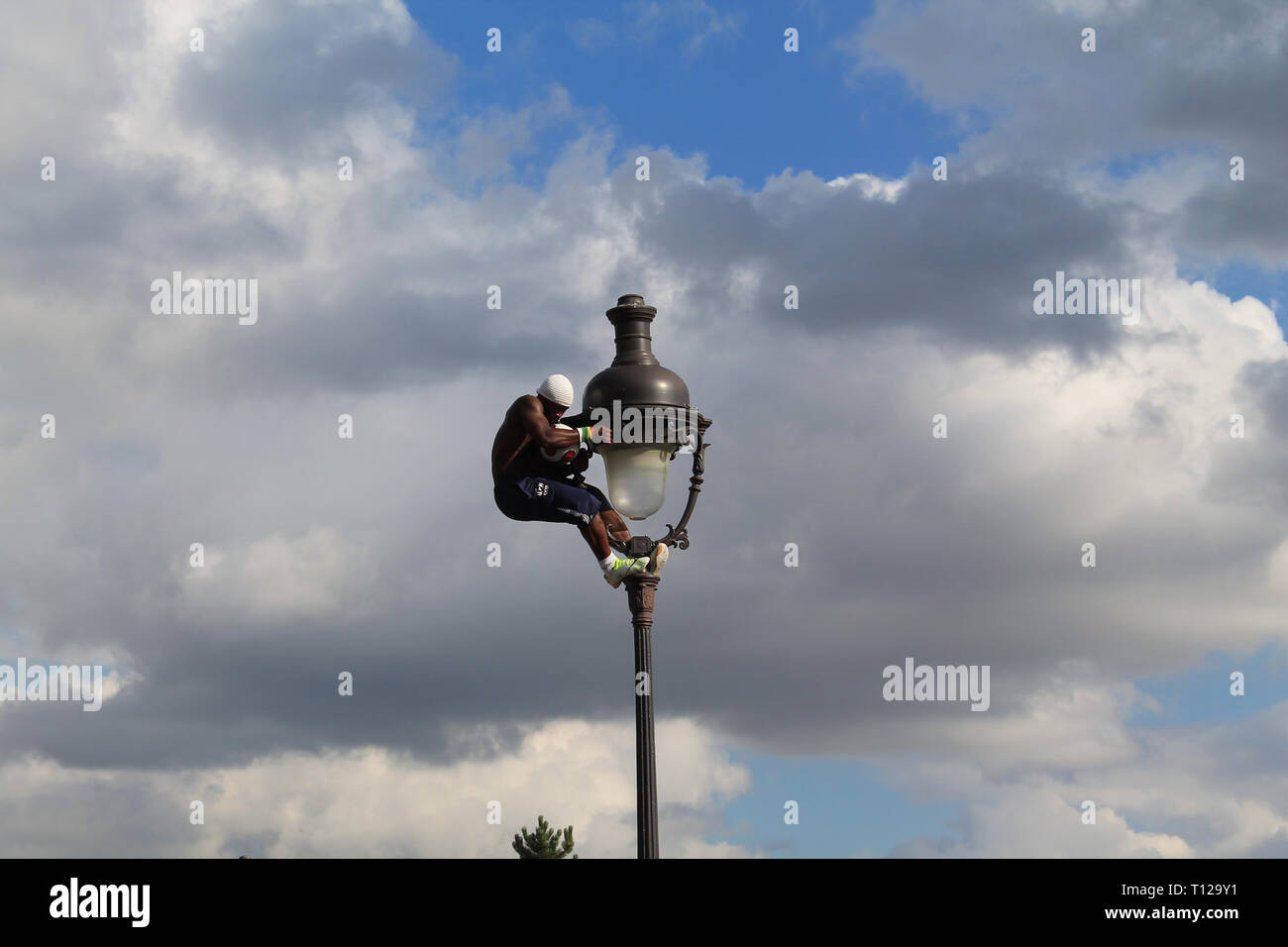 Mann auf einer Straßenlaterne in Montmartre, Paris Stockfoto