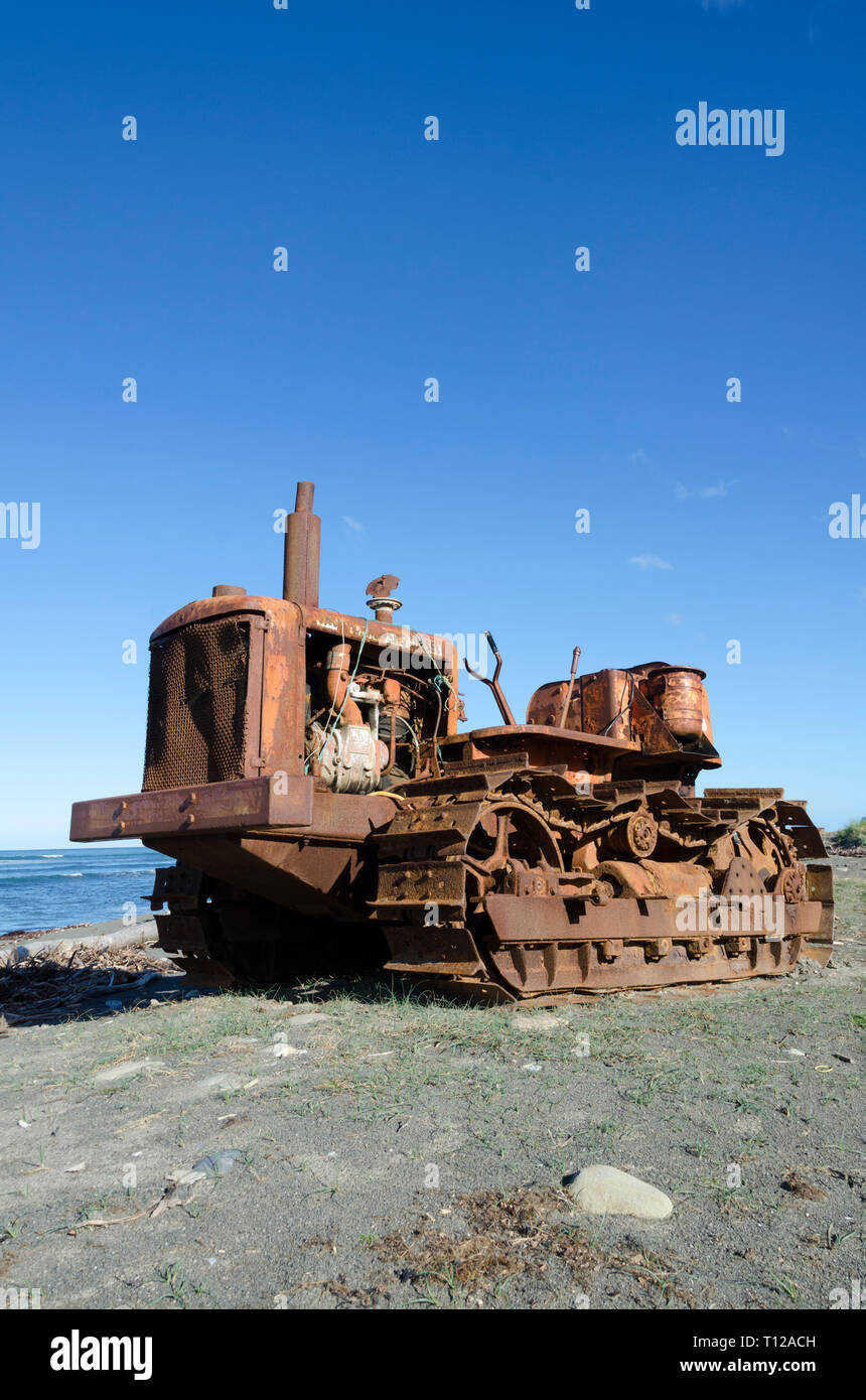 Bulldozer am Strand, Tora, Wairarapa, Ostküste, North Island, Neuseeland Stockfoto