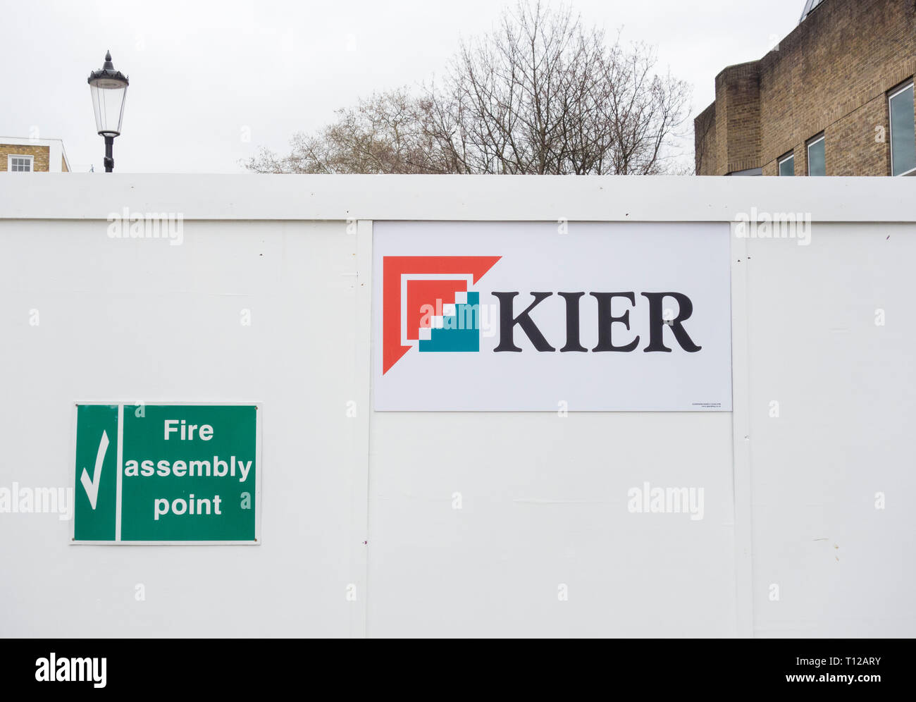 Kier Group Signage and Fire Assembly Point auf einem Gebäudegelände in London, Großbritannien Stockfoto