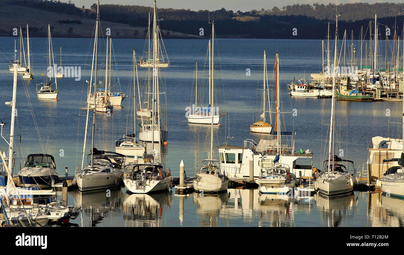 Segeln Boote auf einem ruhigen Nachmittag auf tasmanischen Gewässern. Stockfoto