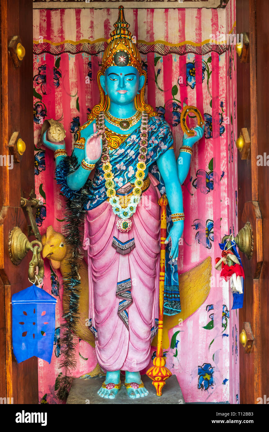 Vishnu Statue an Seema Malakaya Tempel in Colombo, Sri Lanka. Vishnu ist in der Regel eine helle oder dunkle Blau Teint und in vier Arme dargestellt Stockfoto