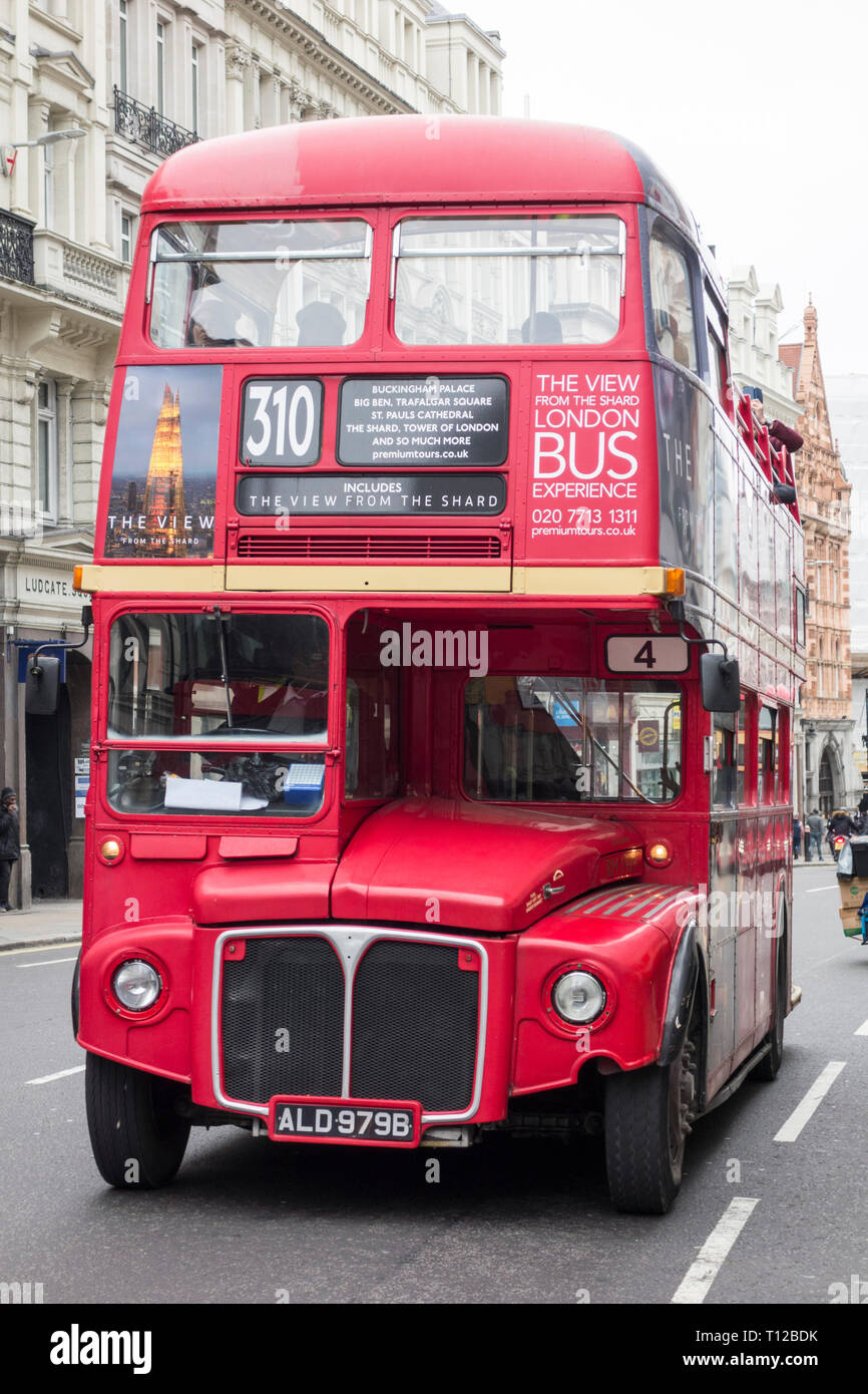 Ein Hop-on-Hop-off-umgebauter London Routemaster Bus auf der Fleet Street, London, Großbritannien Stockfoto