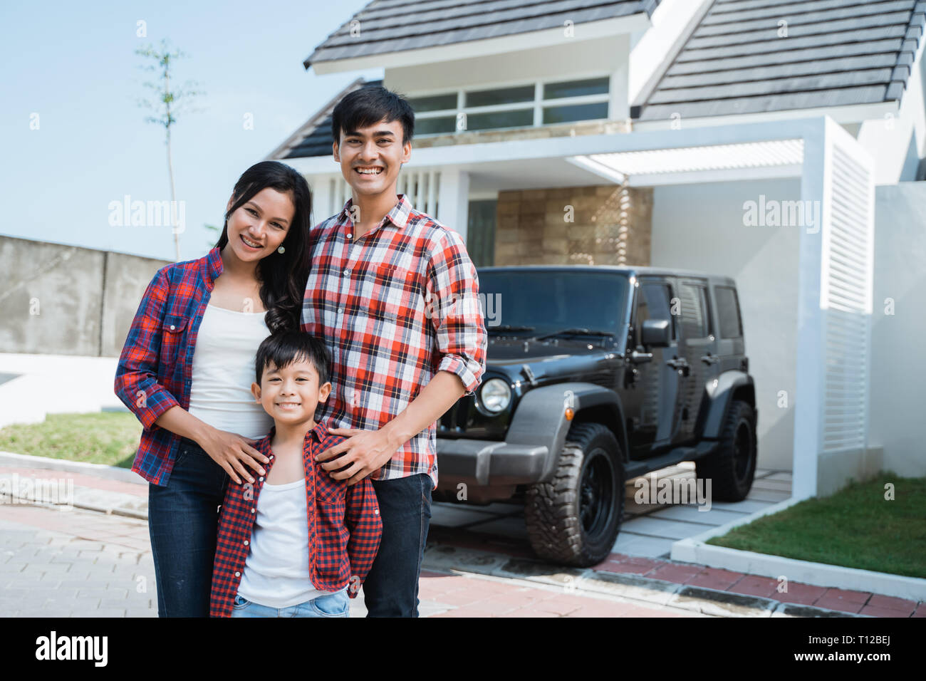 Asiatische Familie mit eigenen neuen Haus und Auto Stockfoto