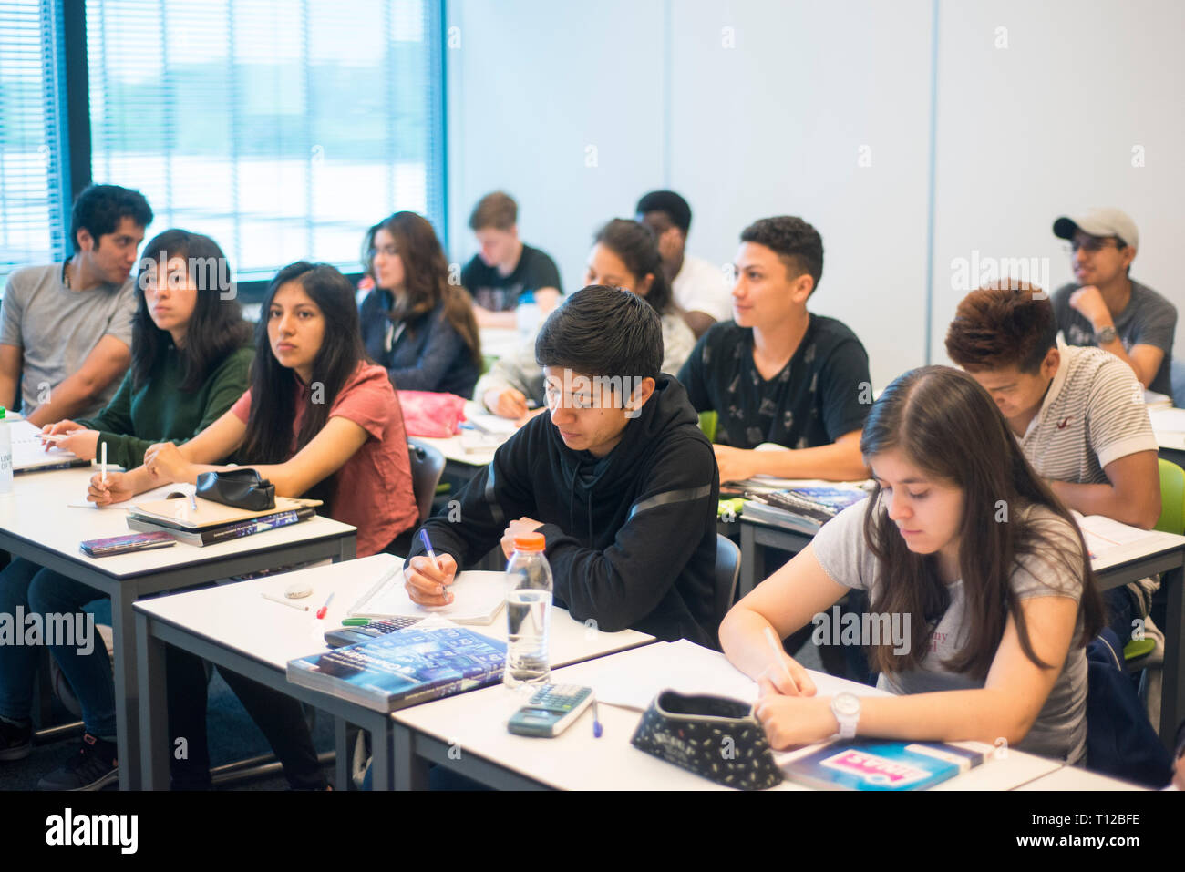 Ein Klassenzimmer voller multikulturellen Studenten während einer Lektion Stockfoto