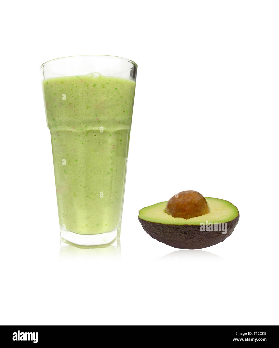 Close-up ein Glas frischen Avocado Smoothie mit in Scheiben geschnittenen Avocado Obst auf weißem Hintergrund. Cremig Avocado Smoothie und halbe avocado Obst. Stockfoto