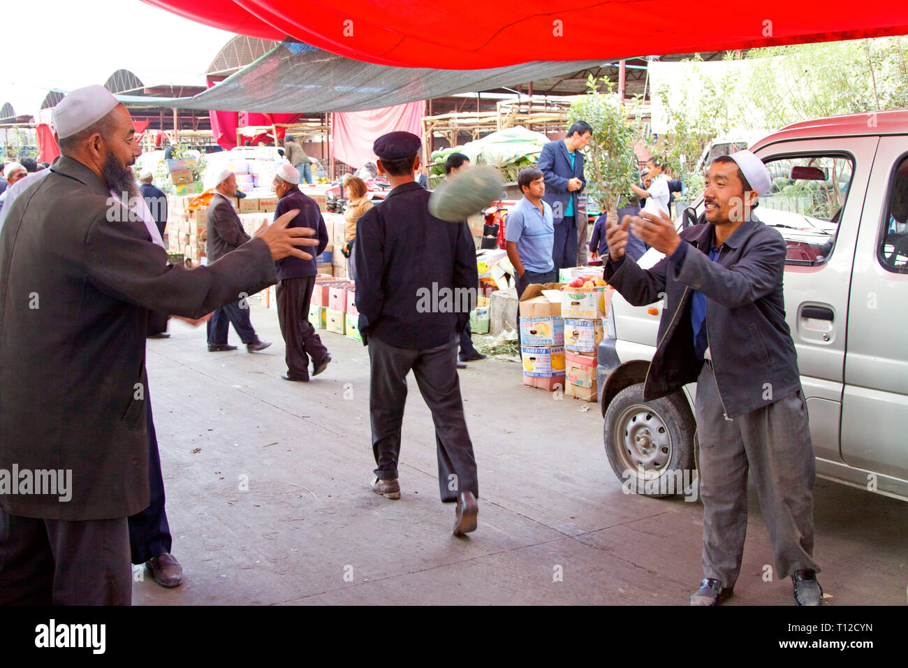 Uiguren entladen Wassermelonen auf dem berühmten sonntagsmarkt in Kashgar, Autonome Region Xinjiang, China. Stockfoto