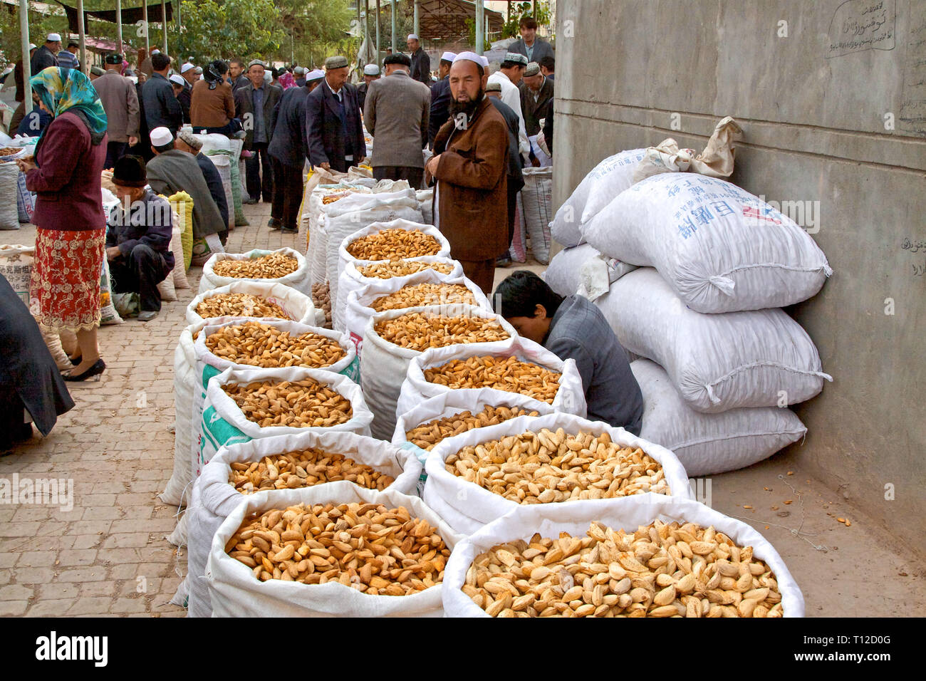 Shop Verkauf von Nüssen und Gewürzen in Kashgar sonntagsmarkt, Xinjiang Autonome Region, China. Stockfoto