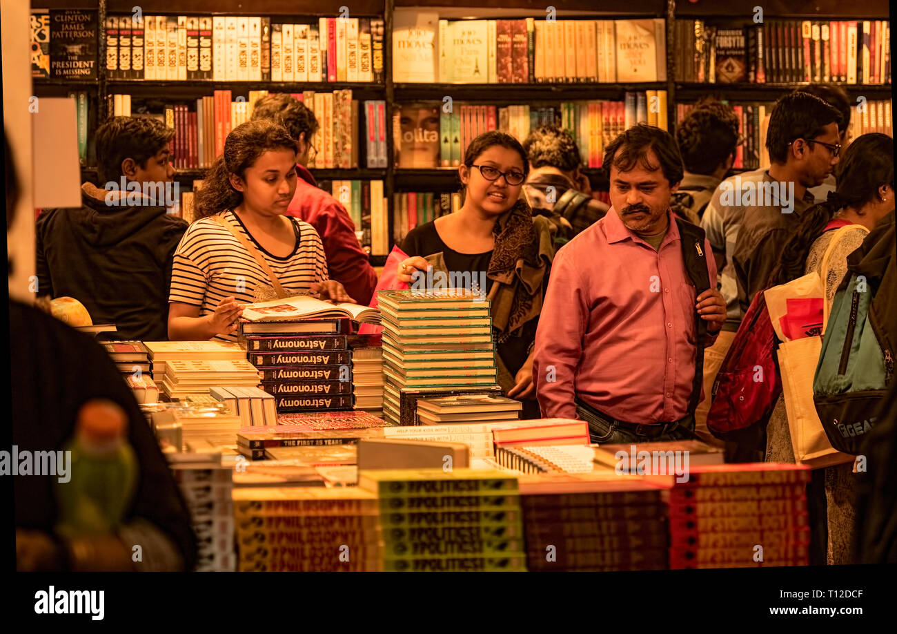 Buchliebhaber durchlesen, Bücher, in einem gut sortierten, Buch ausgeht, in das Kalkutta Buchmesse, bewirtet als Internationale Buchmesse, jährlich, ein Gut, viel angebliches Stockfoto