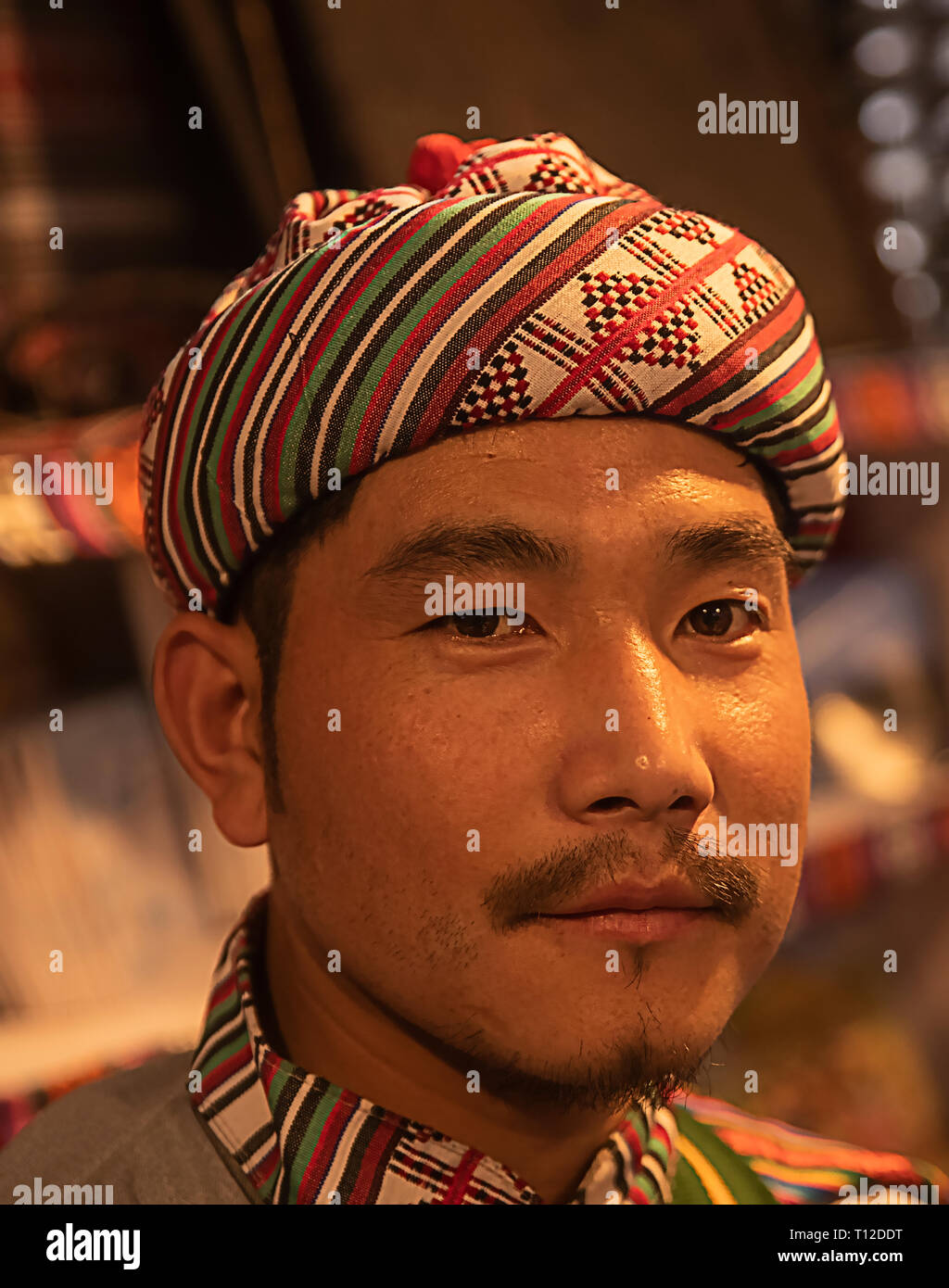 Die in Kalkutta Buchmesse, 19, Lepcha trbal, Jugend, typische Kopfbedeckung, Kleid, in, Stall, Nord-bengalen, Kalimpong, West Bengal, Indien. Stockfoto