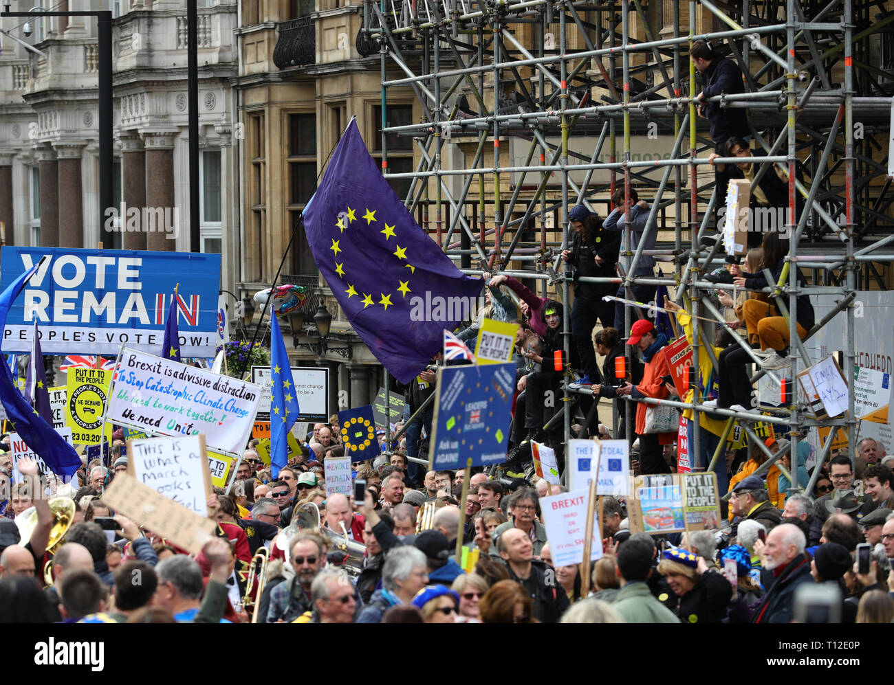 Hinweis: SPRACHE AUF PLAKATEN Anti-Brexit Mitkämpfer Teil in die Volksabstimmung März in London. Stockfoto