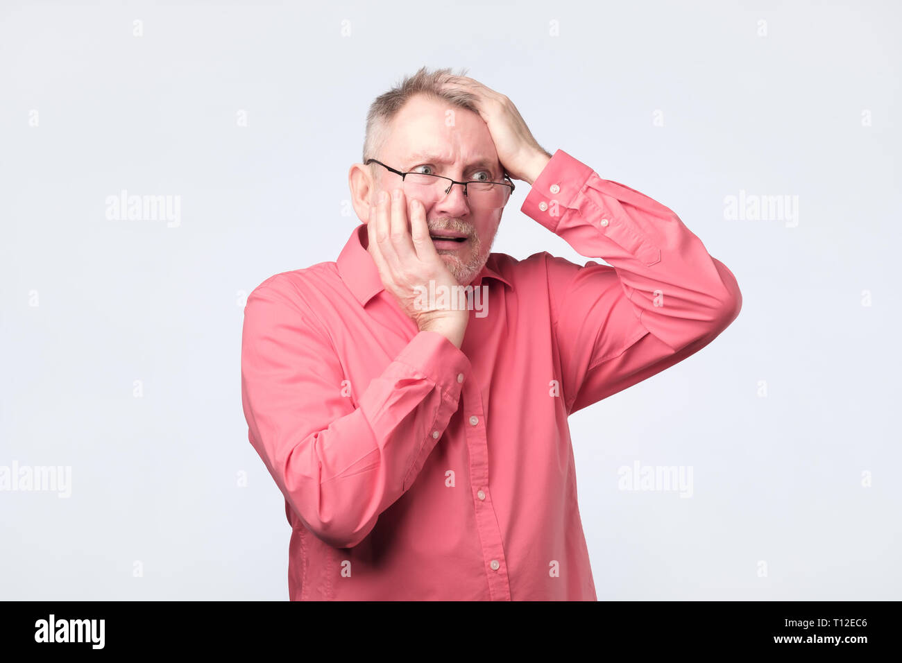 Älterer Mann im roten T-Shirt Zahn Schmerzen leiden. Stockfoto