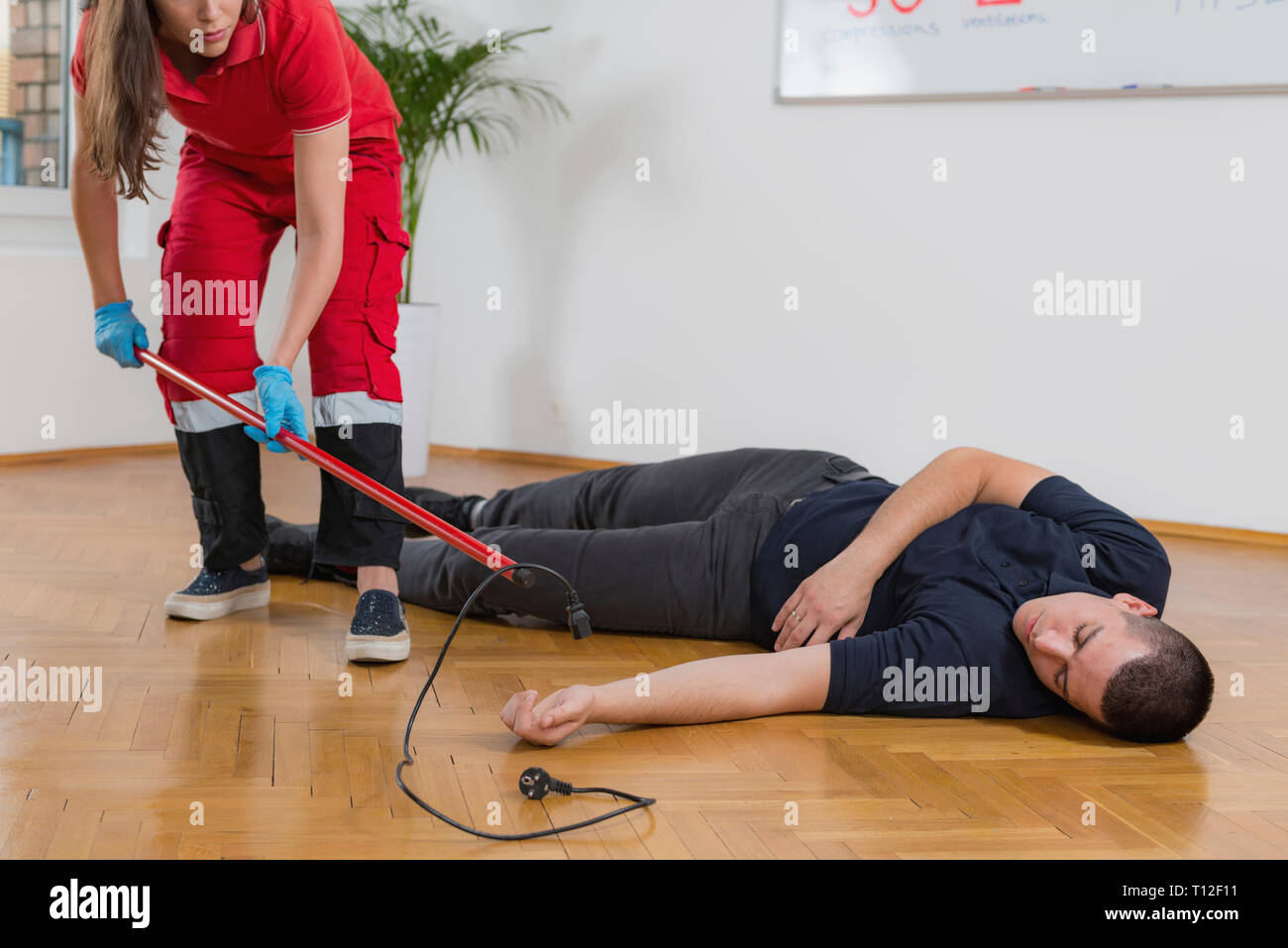 Schulung in Erster Hilfe. Elektrischer Schlag. Erste Hilfe Kurs. Stockfoto Schulung in Erster Hilfe. Elektrischer Schlag. Erste Hilfe Kurs. Stockfoto