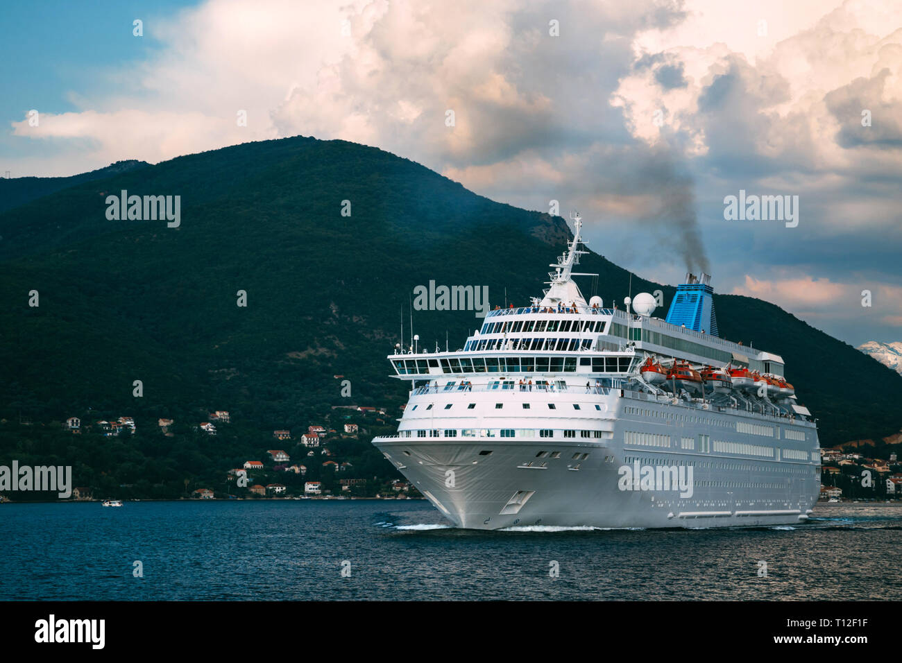 Kreuzfahrt Schiff verlassen von der Bucht von Kotor Kotor, Montenegro. Schöne mediterrane Landschaft. Stockfoto