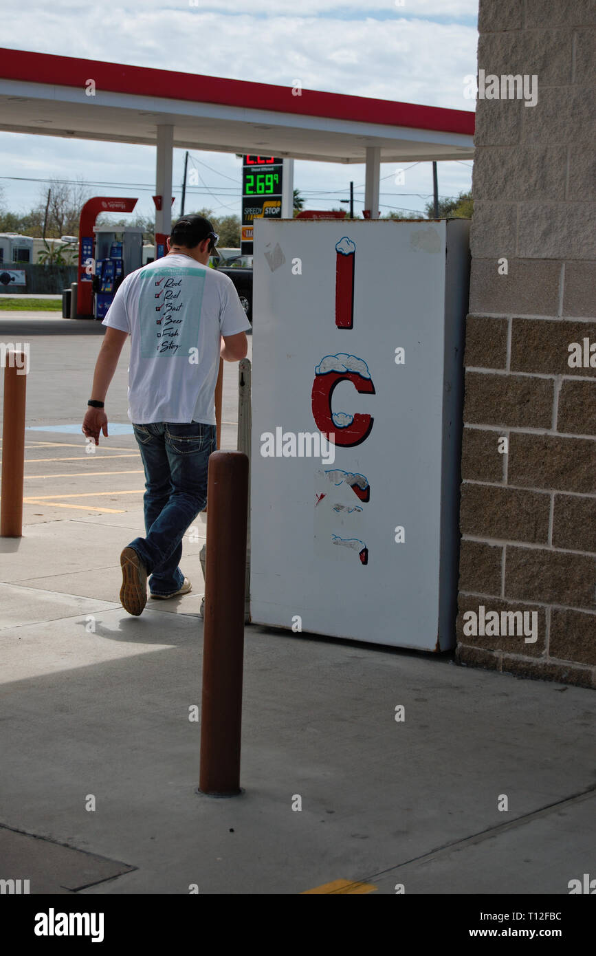 Ice Box an einer Tankstelle Convenience Store Stockfoto