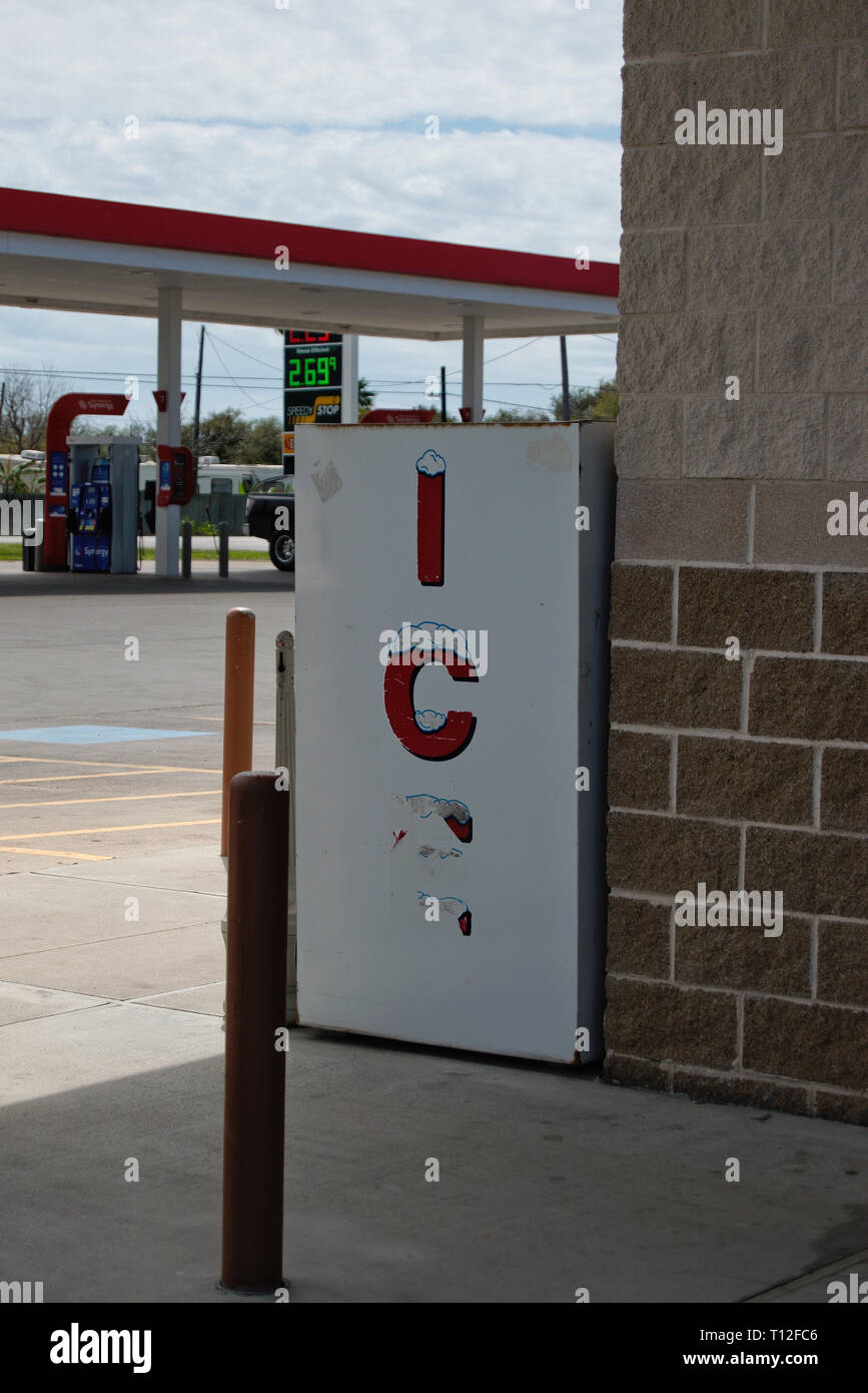 Ice Box an einer Tankstelle Convenience Store Stockfoto