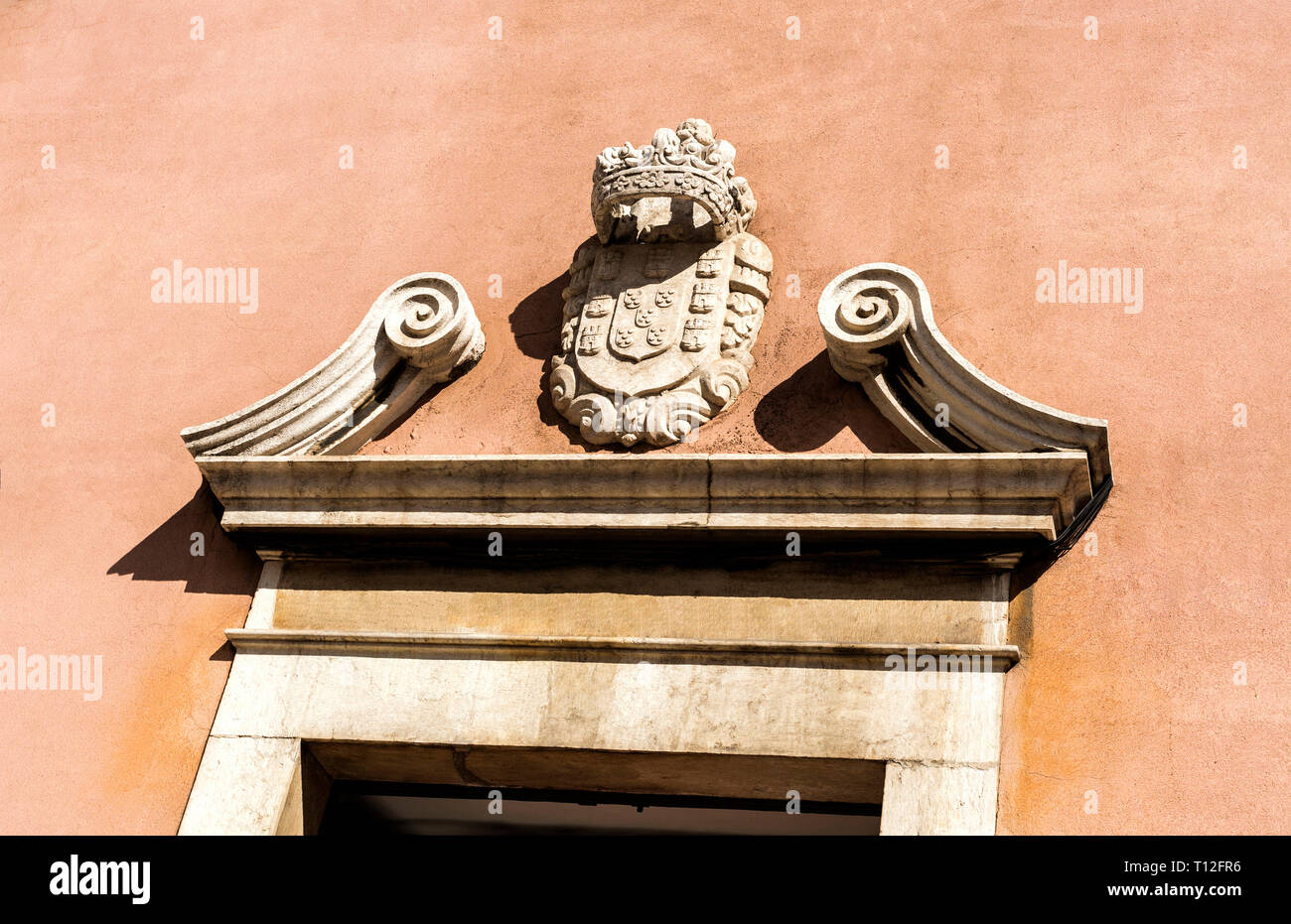 Detail der gebrochene Giebel und königlichen Wappen über dem Portal der Kirche des Flamengas in Alcantara, Lissabon, Portugal Stockfoto