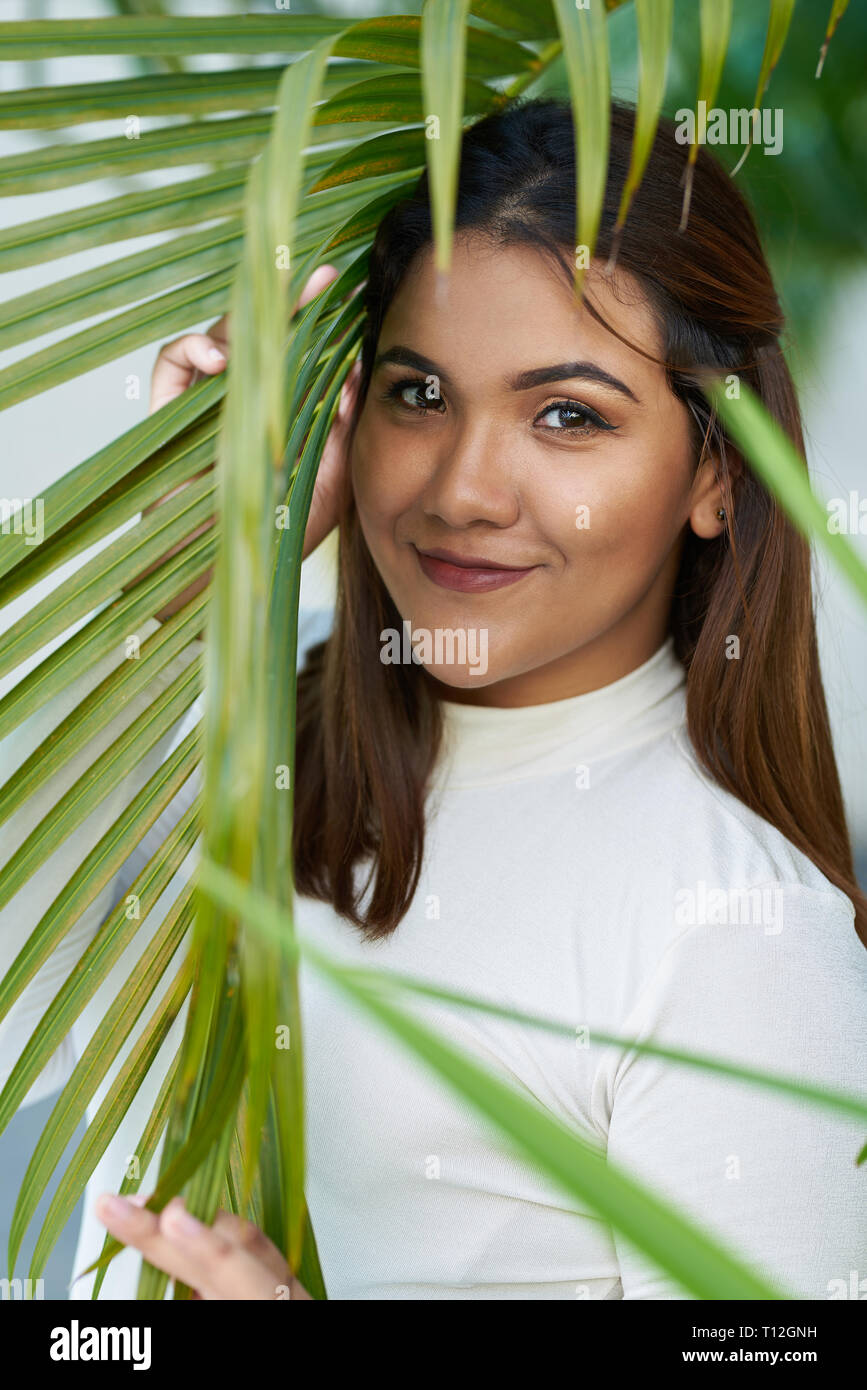 Porträt der jungen Hispanic Frau auf Natur grüner Hintergrund Stockfoto