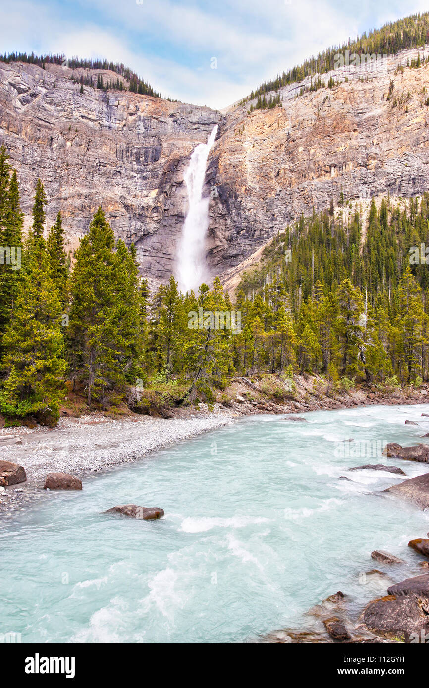 Leistungsstarke Takakkaw Falls in den Yoho Nationalpark in der Nähe von Feld, British Columbia, Kanada, mit seinem Gletscher-fed smaragdgrünen Wasser fließt in die Kicki Stockfoto