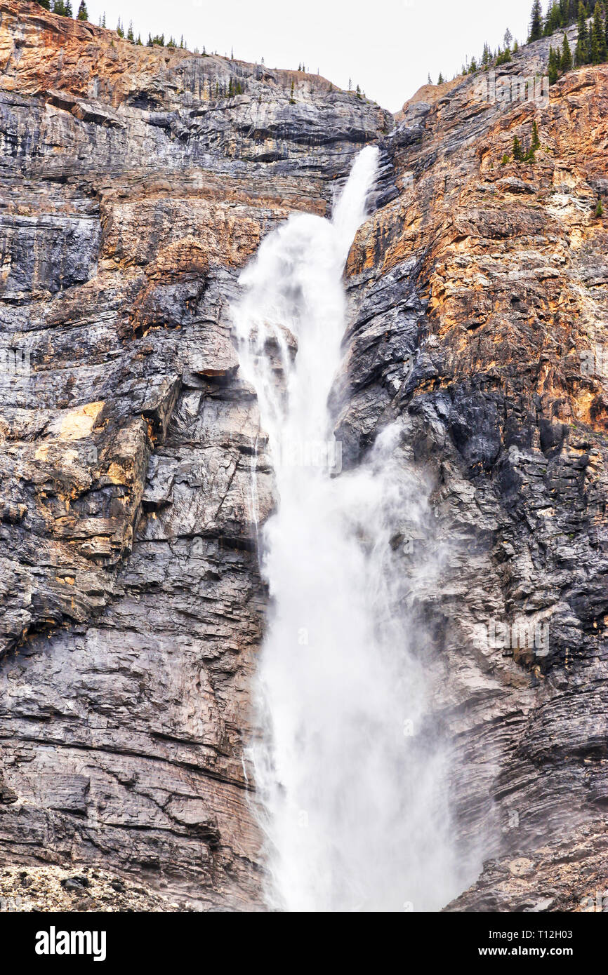 Leistungsstarke Takakkaw Falls in den Yoho Nationalpark in der Nähe von Feld, British Columbia, Kanada, mit seinem Gletscher - FBI-Wasser in den Kicking Horse River fließt. Stockfoto