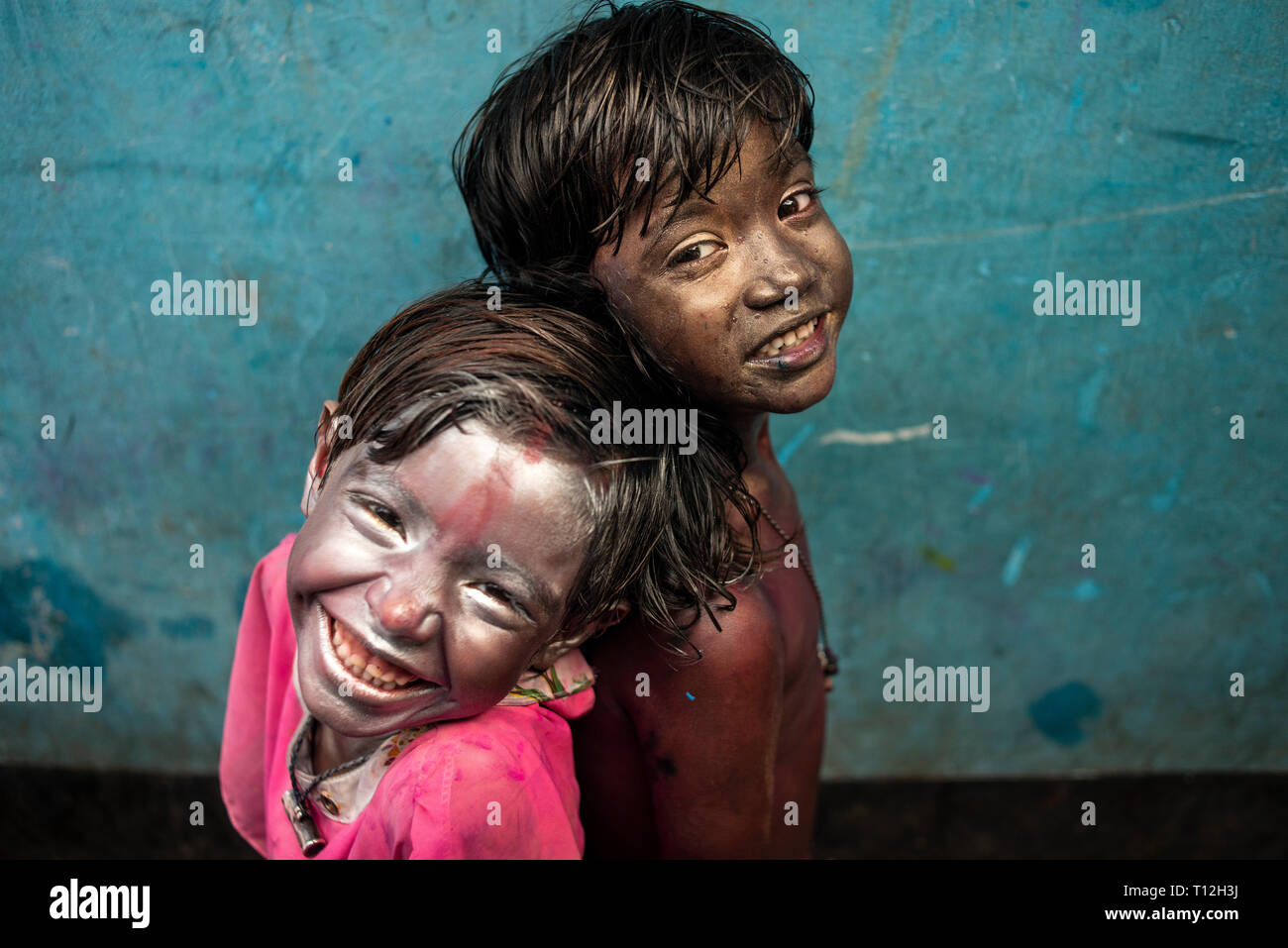 Kinder sehen ihre Freude zum Ausdruck mit Ihren Gesichtern während der holli Feier gemalt. Holi als das Fest der Farben bekannt ist eine alte hinduistische Frühlingsfest, die jetzt in vielen Ländern und Bangladesch gehört zu jenen gefeiert. Viele Menschen tanzen Programme arrangieren und spielen mit Farben, Pulver und Wasser zum Ausdruck zu bringen und ihr Glück mit anderen teilen. Stockfoto