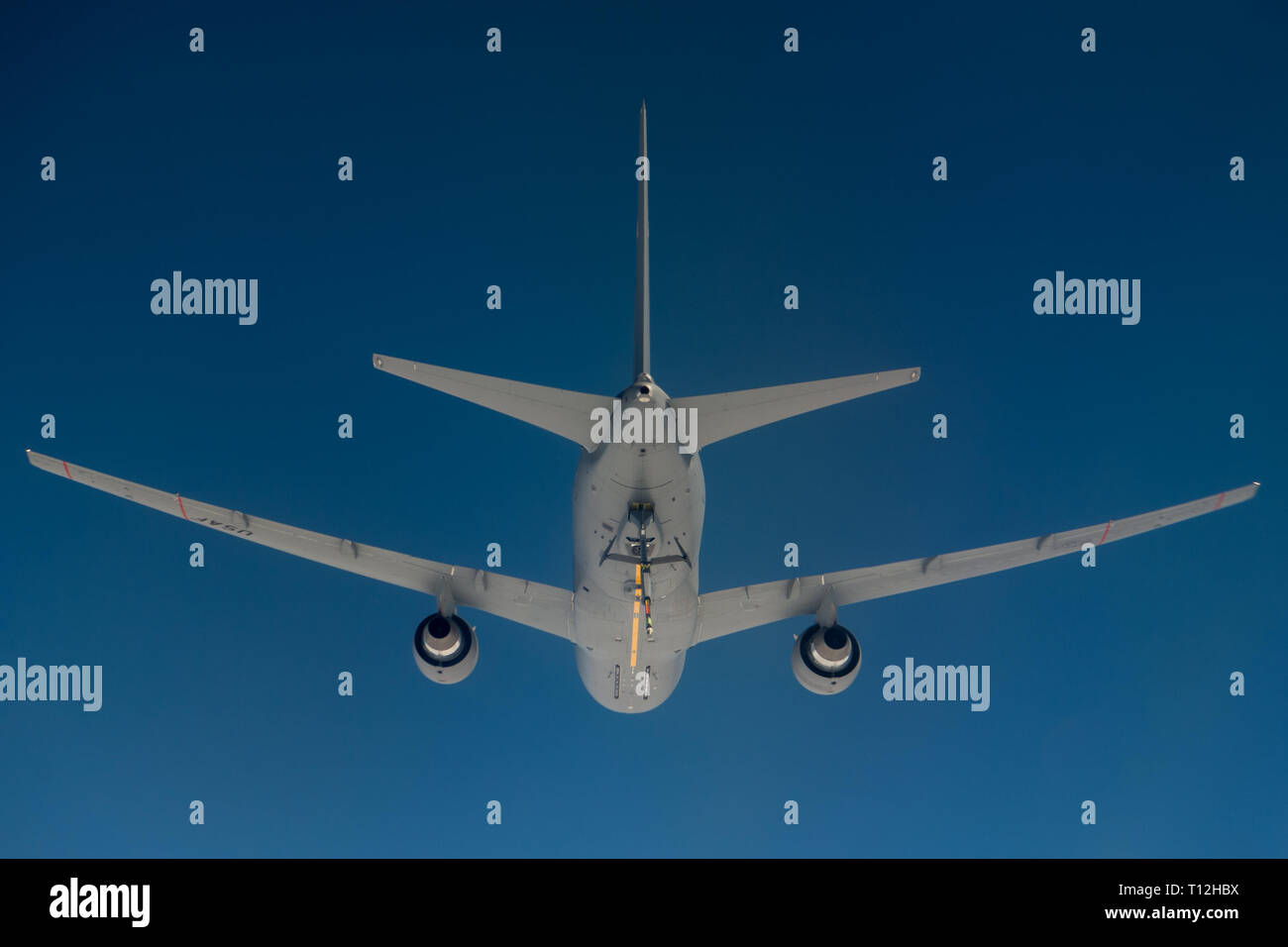 Einer KC-46 Pegasus, an die 344 Luftbetankung Geschwader zugewiesen, Manöver im Flug mit einem C-17 Globemaster III während einer Training Mission, 21. März 2019 über die gemeinsame Basis Charleston in South Carolina. Die KC-46 Pegasus ist die neueste Luftbetankung Tanker in der United States Air Force. (US Air Force Foto von älteren Flieger Sean Carnes) Stockfoto